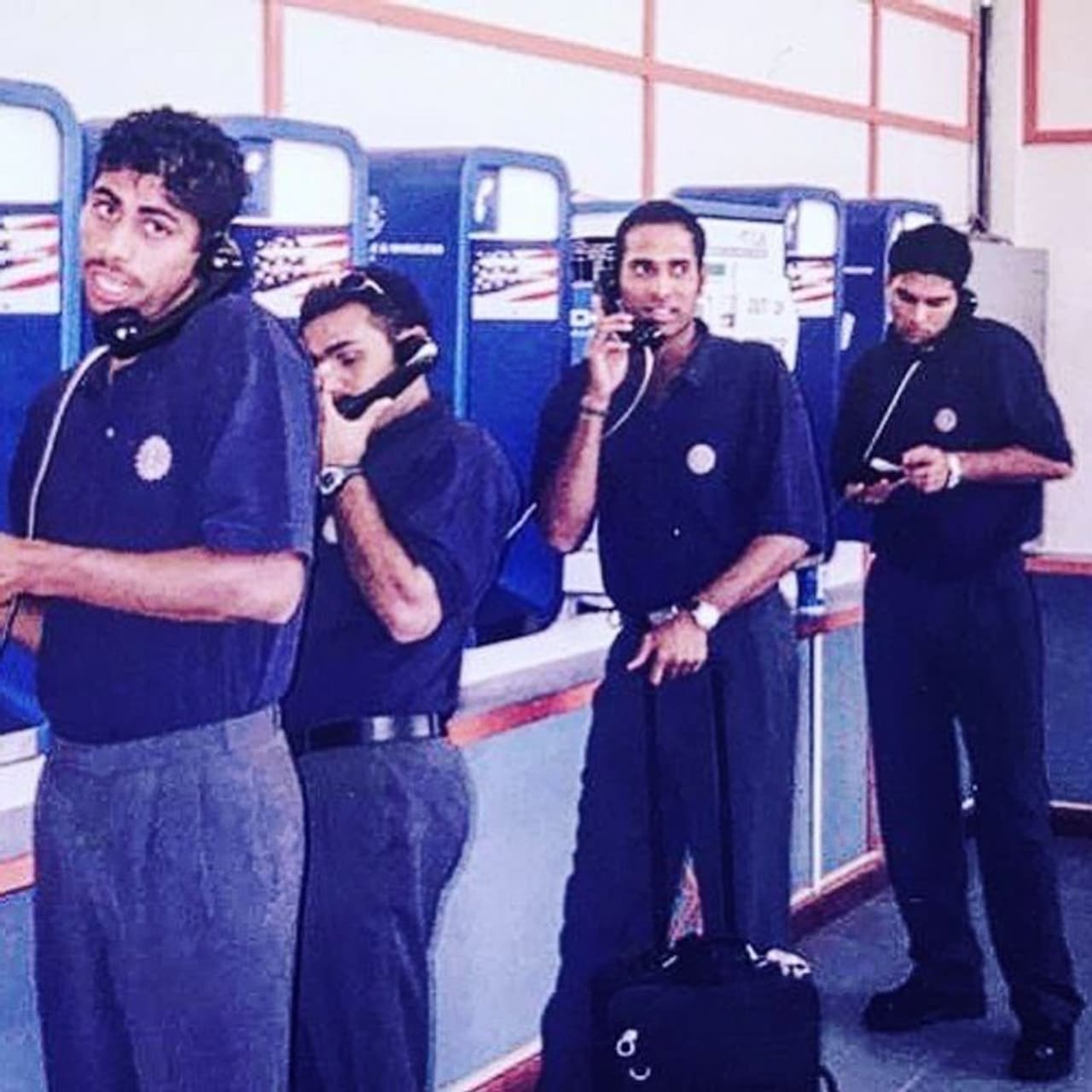 <p>லக்ஷ்மன் ,கைஃப், மற்றும் யுவி தொலைபேசியில் பேசும் புகைப்படம் </p> <p>லக்ஷ்மன் ,கைஃப், மற்றும் யுவி தொலைபேசியில் பேசும் புகைப்படம் </p>