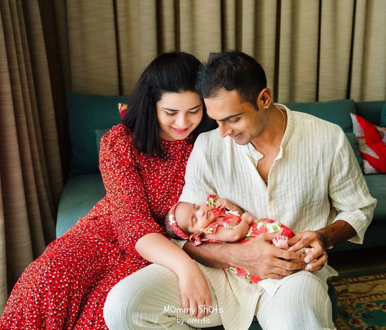 <p>மகள் ரதியாவை கொஞ்சி விளையாடும் ரேயான் மற்றும் அபிமன்யு மிதுன் </p> <p>மகள் ரதியாவை கொஞ்சி விளையாடும் ரேயான் மற்றும் அபிமன்யு மிதுன் </p>