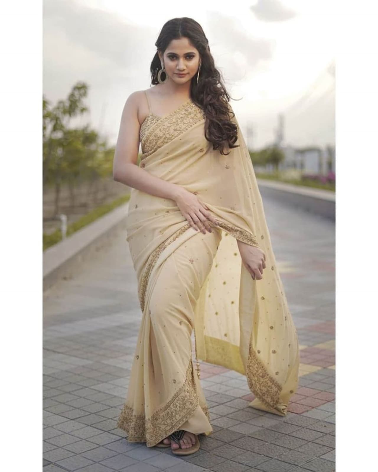 <p>பிக்பாஸ் நிகழ்ச்சியில் கலந்து கொண்டதன் மூலம் மிகவும் பிரபலமானவர் இலங்கை செய்தி வாசிப்பாளர் லாஸ்லியா. </p> <p>பிக்பாஸ் நிகழ்ச்சியில் கலந்து கொண்டதன் மூலம் மிகவும் பிரபலமானவர் இலங்கை செய்தி வாசிப்பாளர் லாஸ்லியா. </p>