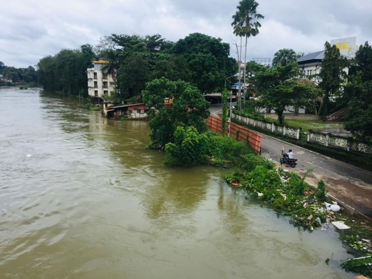 <p>ആലപ്പുഴ, കണ്ണൂർ, കോഴിക്കോട്, വയനാട്, മലപ്പുറം, ഇടുക്കി, കാസറഗോഡ് ജില്ലകളിൽ റെഡ് അലേർട്ട് പ്രഖ്യാപിച്ചു. ആറ് ജില്ലകളിൽ ഓറഞ്ച് അലേർട്ടും പ്രഖ്യാപിച്ചു. പമ്പാ ഡാമിന്‍റെ 6 ഷട്ടറുകൾ 2 അടി വീതം തുറക്കുമെന്ന് കളക്ടർ പി.ബി നൂഹ് അറിയിച്ചു.&nbsp;</p>