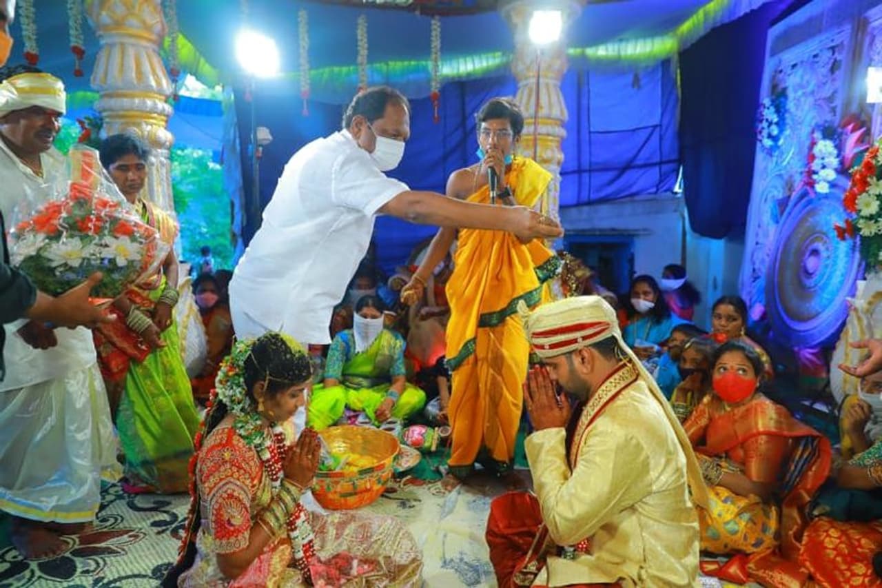 <p>వధూవరులను అభినందిస్తున్న మంత్రి కొప్పుల ఈశ్వర్</p> <p>వధూవరులను అభినందిస్తున్న మంత్రి కొప్పుల ఈశ్వర్</p>