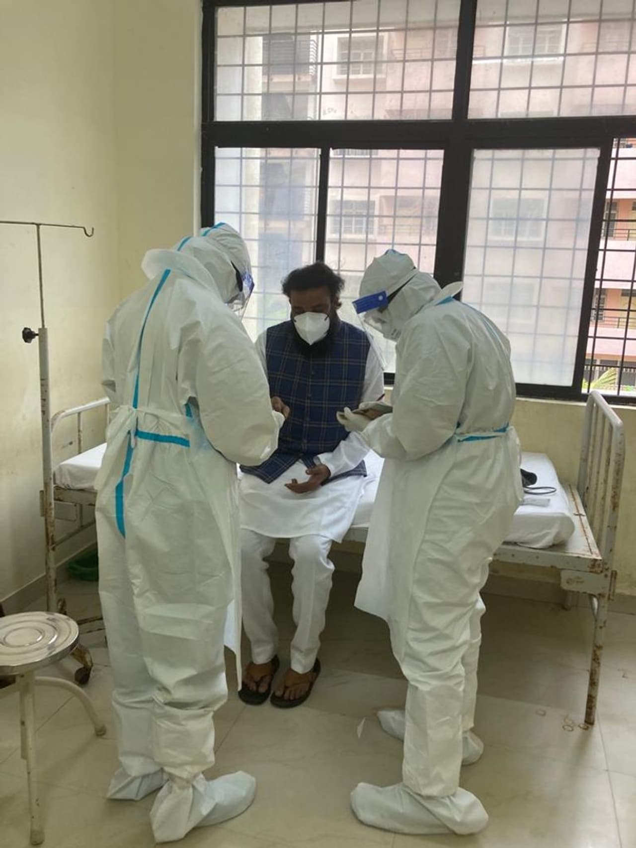 <p>ಜನಸಾಮಾನ್ಯರಿಗೆ ಸರ್ಕಾರಿ ಆಸ್ಪತ್ರೆ, ಜನನಾಯಕರಿಗೆ ಐಷಾರಾಮಿ ಖಾಸಗಿ ಆಸ್ಪತ್ರೆಯಲ್ಲಿ ಚಿಕಿತ್ಸೆ ತಾರತಮ್ಯದ ಬಗ್ಗೆ ಚರ್ಚೆಗೆ ಗ್ರಾಸವಾಗುತ್ತಿರುವ ಬೆನ್ನಲ್ಲೇ ಆರೋಗ್ಯ ಸಚಿವ ಶ್ರೀರಾಮುಲು ಸರ್ಕಾರಿ ಆಸ್ಪತ್ರೆಗೆ ದಾಖಲಾಗಿ ಮಾದರಿಯಾಗಿದ್ದಾರೆ.</p> <p>ಜನಸಾಮಾನ್ಯರಿಗೆ ಸರ್ಕಾರಿ ಆಸ್ಪತ್ರೆ, ಜನನಾಯಕರಿಗೆ ಐಷಾರಾಮಿ ಖಾಸಗಿ ಆಸ್ಪತ್ರೆಯಲ್ಲಿ ಚಿಕಿತ್ಸೆ ತಾರತಮ್ಯದ ಬಗ್ಗೆ ಚರ್ಚೆಗೆ ಗ್ರಾಸವಾಗುತ್ತಿರುವ ಬೆನ್ನಲ್ಲೇ ಆರೋಗ್ಯ ಸಚಿವ ಶ್ರೀರಾಮುಲು ಸರ್ಕಾರಿ ಆಸ್ಪತ್ರೆಗೆ ದಾಖಲಾಗಿ ಮಾದರಿಯಾಗಿದ್ದಾರೆ.</p>