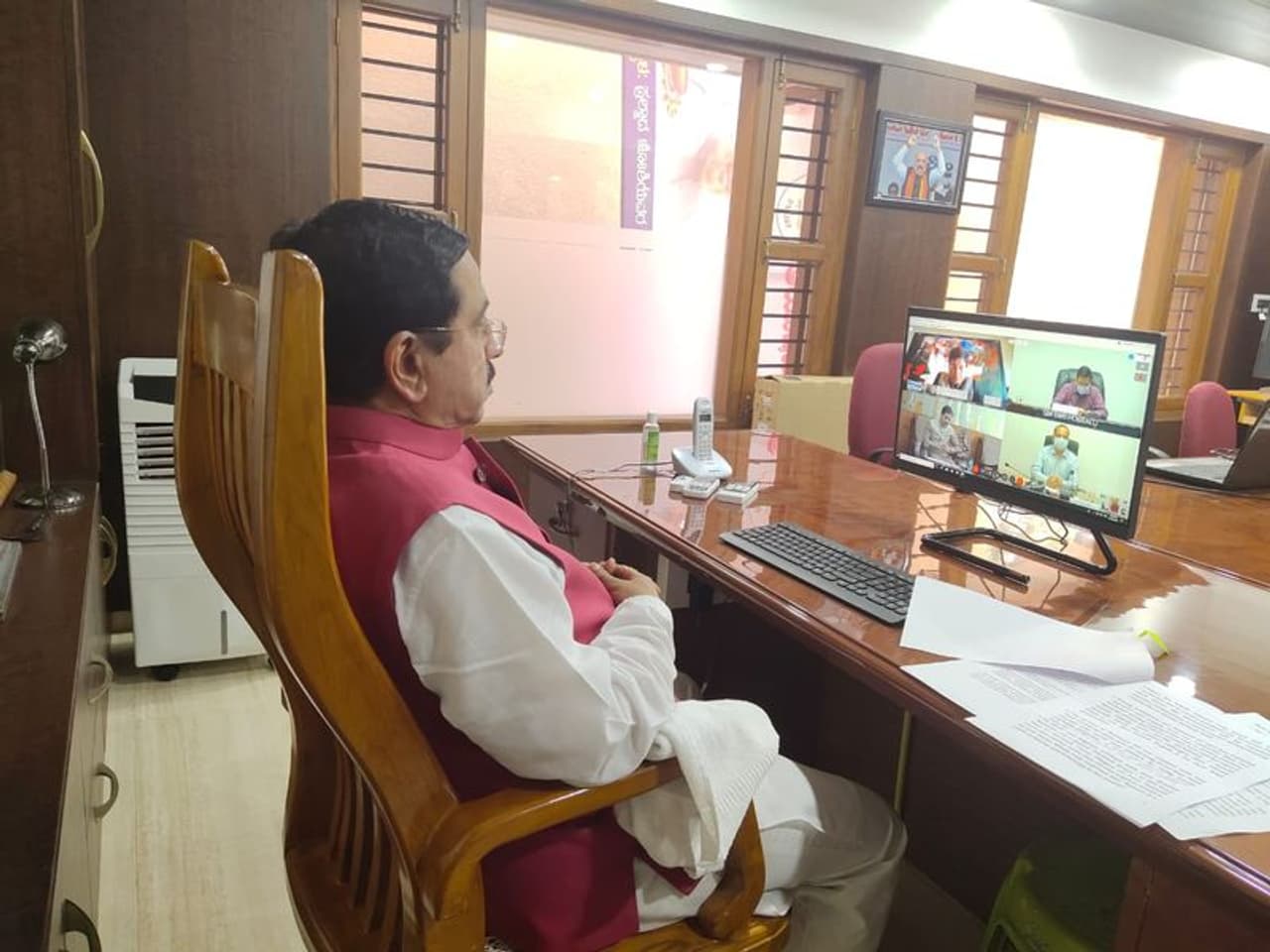 <p>ನೈರುತ್ಯ ರೈಲ್ವೆ ವತಿಯಿಂದ ವರ್ಚುವಲ್ ವೇದಿಕೆಯ ಮೂಲಕ ಆಯೋಜಿಸಲಾಗಿದ್ದ ಸಮಾರಂಭದಲ್ಲಿ ಹುಬ್ಬಳ್ಳಿಯ ರೈಲು ಮ್ಯೂಸಿಯಂ ಅನ್ನು ದೇಶಕ್ಕೆ ಸಮರ್ಪಿಸಲಾಯಿತು. ಈ ವೇಳೆ ಮಾತನಾಡಿದ ಸಚಿವ ಪ್ರಹ್ಲಾದ್ ಜೋಶಿ, ಐತಿಹಾಸಿಕ ಮಹತ್ವ ಹೊಂದಿರುವ ಹುಬ್ಬಳ್ಳಿಯಲ್ಲಿ ಮ್ಯೂಸಿಯಂ ಆಗಿರುವುದು ಅತ್ಯಂತ ಸಮಂಜಸವಾಗಿದೆ. ಈ ಮ್ಯೂಸಿಯಂ ಮುಂಬರುವ ದಿನಗಳಲ್ಲಿ ಅತ್ಯಾಕರ್ಷಕ ಪ್ರವಾಸಿ ಕೇಂದ್ರವಾಗಲಿದೆ ಎಂದರು.</p> <p>ನೈರುತ್ಯ ರೈಲ್ವೆ ವತಿಯಿಂದ ವರ್ಚುವಲ್ ವೇದಿಕೆಯ ಮೂಲಕ ಆಯೋಜಿಸಲಾಗಿದ್ದ ಸಮಾರಂಭದಲ್ಲಿ ಹುಬ್ಬಳ್ಳಿಯ ರೈಲು ಮ್ಯೂಸಿಯಂ ಅನ್ನು ದೇಶಕ್ಕೆ ಸಮರ್ಪಿಸಲಾಯಿತು. ಈ ವೇಳೆ ಮಾತನಾಡಿದ ಸಚಿವ ಪ್ರಹ್ಲಾದ್ ಜೋಶಿ, ಐತಿಹಾಸಿಕ ಮಹತ್ವ ಹೊಂದಿರುವ ಹುಬ್ಬಳ್ಳಿಯಲ್ಲಿ ಮ್ಯೂಸಿಯಂ ಆಗಿರುವುದು ಅತ್ಯಂತ ಸಮಂಜಸವಾಗಿದೆ. ಈ ಮ್ಯೂಸಿಯಂ ಮುಂಬರುವ ದಿನಗಳಲ್ಲಿ ಅತ್ಯಾಕರ್ಷಕ ಪ್ರವಾಸಿ ಕೇಂದ್ರವಾಗಲಿದೆ ಎಂದರು.</p>