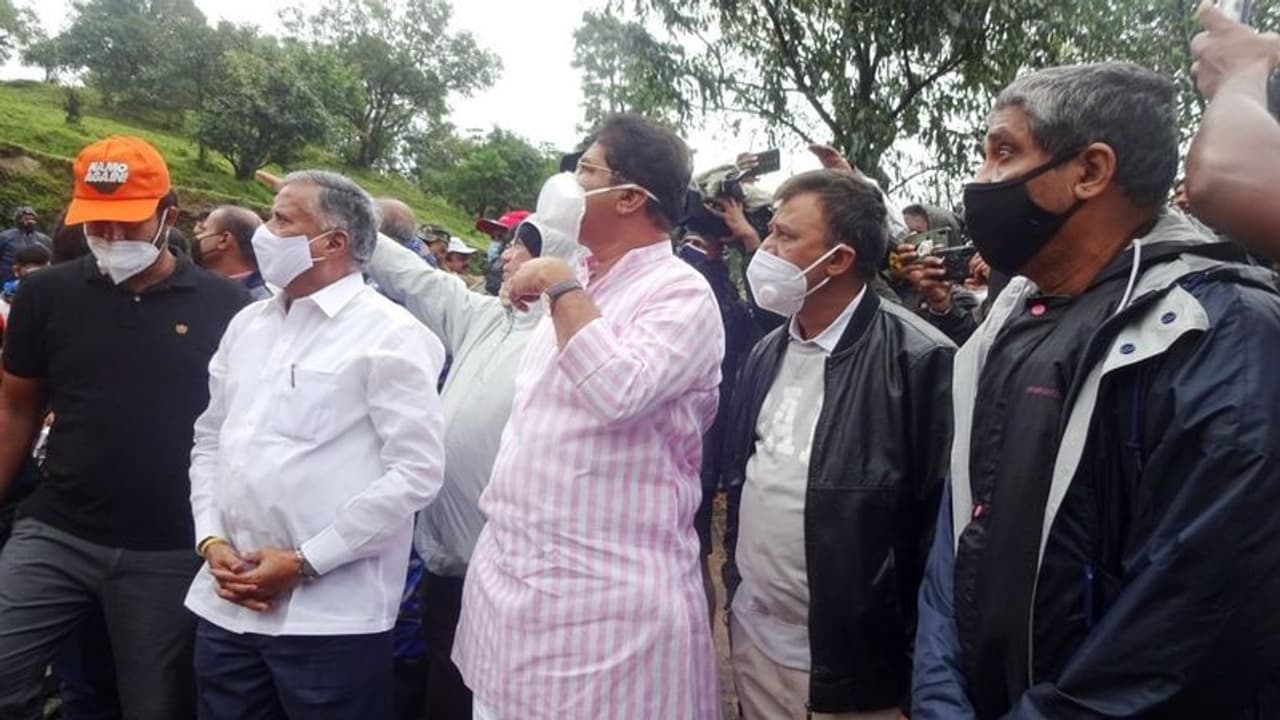 <p>ಕೆಪಿಸಿಸಿ ಅಧ್ಯಕ್ಷ ಡಿ.ಕೆ.ಶಿವಕುಮಾರ್‌ ಕೊಡಗು ಭೇಟಿ ಕುರಿತು ಭಾನುವಾರ ತಲಕಾವೇರಿಯಲ್ಲಿ ಸುದ್ದಿಗಾರರೊಂದಿಗೆ ಮಾತನಾಡಿದ ಅವರು, ಈಗಲಾದರೂ ಡಿಕೆಶಿ ಅವರು ಬಂದಿದ್ದಾರೆ. ಅವರಿಗೆ ನಾನು ಅಭಿನಂದನೆ ಸಲ್ಲಿಸುತ್ತೇನೆ ಎಂದ ಅಶೋಕ್‌&nbsp;</p>