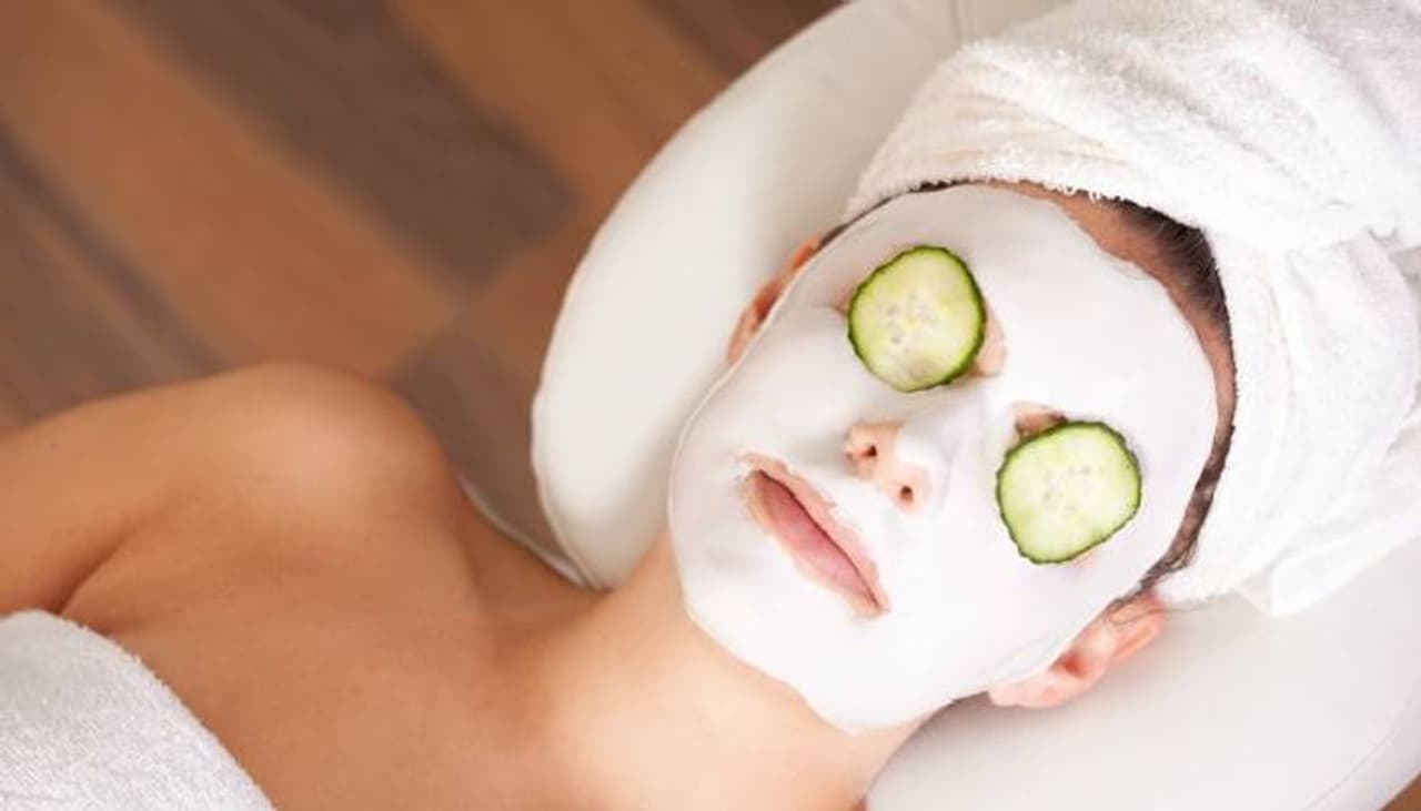 <p><strong>ഒന്ന്...</strong></p><p>വെള്ളരിക്കയും തൈരും ചേര്ന്ന ഫേസ് പാക്ക് മുഖത്തിന് ഏറേ നല്ലതാണ്. ഇതിനായി തൈരിലേക്ക് കുറച്ച് വെള്ളരിക്കാനീര് ചേര്ക്കാം. ശേഷം ഇവ മുഖത്ത് പുരട്ടാം. 10 മിനിറ്റിന് ശേഷം കഴുകി കളയാം. ഇത് മുഖത്തെ ചുളിവുകള് അകറ്റാനും സഹായിക്കും. </p> <p><strong>ഒന്ന്...</strong></p><p>വെള്ളരിക്കയും തൈരും ചേര്ന്ന ഫേസ് പാക്ക് മുഖത്തിന് ഏറേ നല്ലതാണ്. ഇതിനായി തൈരിലേക്ക് കുറച്ച് വെള്ളരിക്കാനീര് ചേര്ക്കാം. ശേഷം ഇവ മുഖത്ത് പുരട്ടാം. 10 മിനിറ്റിന് ശേഷം കഴുകി കളയാം. ഇത് മുഖത്തെ ചുളിവുകള് അകറ്റാനും സഹായിക്കും. </p>