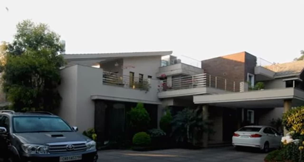 <p>இது தான் நடிகர் விக்ரமின் பிரமாண்ட வீட்டின் முகப்பு பகுதி </p> <p>இது தான் நடிகர் விக்ரமின் பிரமாண்ட வீட்டின் முகப்பு பகுதி </p>