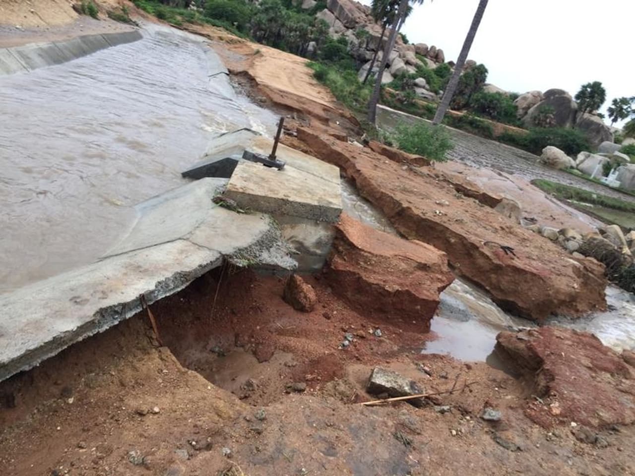 <p>ಪದೇ ಪದೇ ಒಡೆಯುತ್ತಿರುವ ವಿಜಯನಗರ ಕಾಲುವೆ&nbsp;</p>