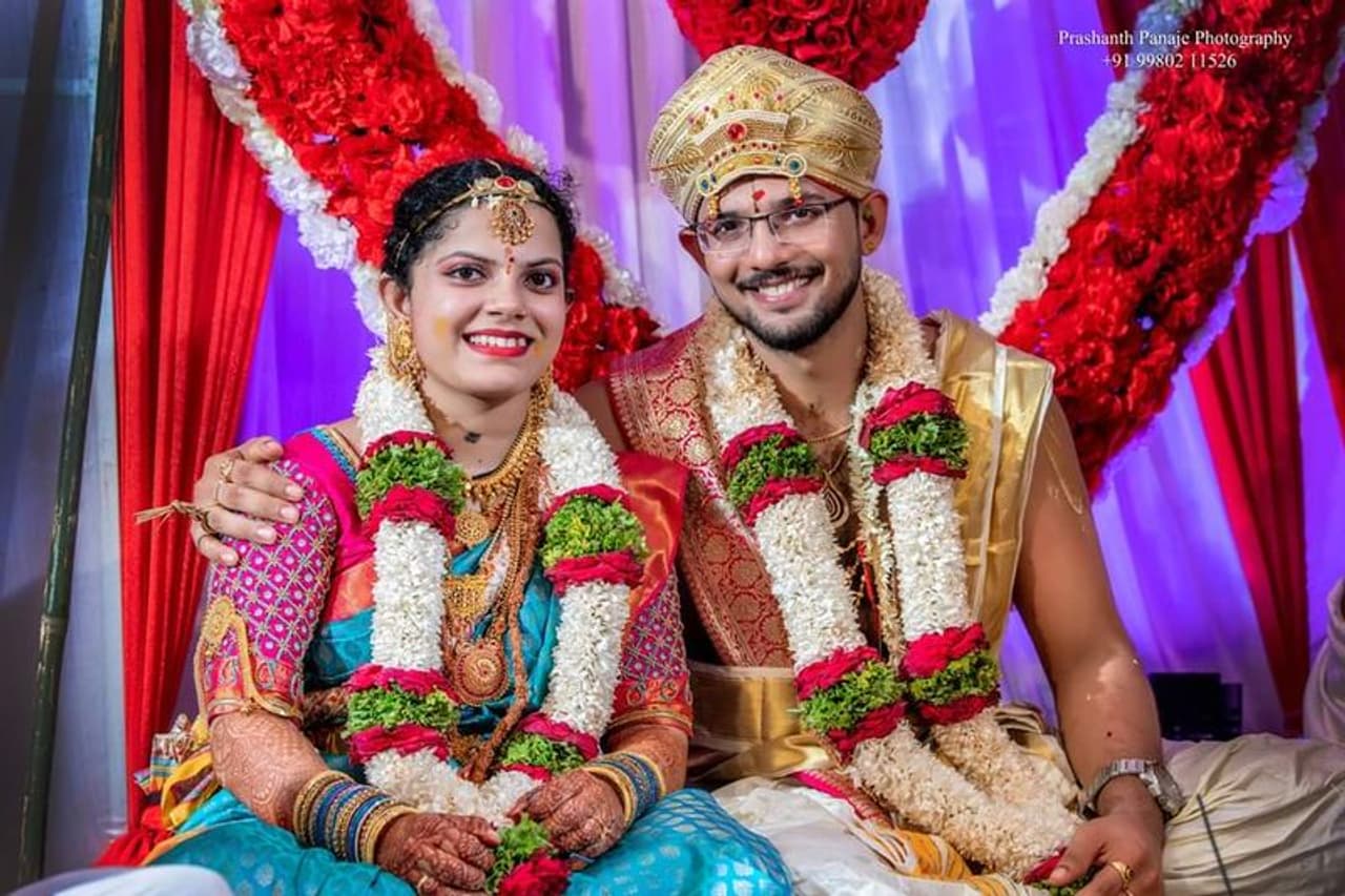 <p>ಕರಾವಳಿ ಭಾಗದ ಮದುವೆ, ಗೃಹ ಪ್ರವೇಶ ಮತ್ತಿತರ ಧಾರ್ಮಿಕ ಕಾರ್ಯಕ್ರಮಗಳಲ್ಲಿ ಭಜನೆ, ಹಾಡು, ಶ್ಲೋಕಗಳನ್ನು ಹೇಳುವುದು ಸಾಮಾನ್ಯ. ಈಗಂತು ಡಿಜೆ, ಆರ್ಕೆಸ್ಟ್ರಾ, ಸಿನಿಮಾ ಗೀತೆಗಳಿಗೆ ಹಾಡು ಕುಣಿತವೂ ಕಾಮನ್. ಆದರೆ ಅಮೃತಾ ಕೌಶಿಕ್ ಜೋಡಿ ತಮ್ಮ ಮದುವೆಯ ಔತಣಕೂಟದ ಭೋಜನ ವೇಳೆ ಯಕ್ಷಗಾನ ಭಾಗವತಿಕೆ ಮೂಲಕ ವಿಶಿಷ್ಟ ರೀತಿಯಲ್ಲಿ ಅತಿಥಿ ಸತ್ಕಾರ ನೀಡಿದರು. </p> <p>ಕರಾವಳಿ ಭಾಗದ ಮದುವೆ, ಗೃಹ ಪ್ರವೇಶ ಮತ್ತಿತರ ಧಾರ್ಮಿಕ ಕಾರ್ಯಕ್ರಮಗಳಲ್ಲಿ ಭಜನೆ, ಹಾಡು, ಶ್ಲೋಕಗಳನ್ನು ಹೇಳುವುದು ಸಾಮಾನ್ಯ. ಈಗಂತು ಡಿಜೆ, ಆರ್ಕೆಸ್ಟ್ರಾ, ಸಿನಿಮಾ ಗೀತೆಗಳಿಗೆ ಹಾಡು ಕುಣಿತವೂ ಕಾಮನ್. ಆದರೆ ಅಮೃತಾ ಕೌಶಿಕ್ ಜೋಡಿ ತಮ್ಮ ಮದುವೆಯ ಔತಣಕೂಟದ ಭೋಜನ ವೇಳೆ ಯಕ್ಷಗಾನ ಭಾಗವತಿಕೆ ಮೂಲಕ ವಿಶಿಷ್ಟ ರೀತಿಯಲ್ಲಿ ಅತಿಥಿ ಸತ್ಕಾರ ನೀಡಿದರು. </p>