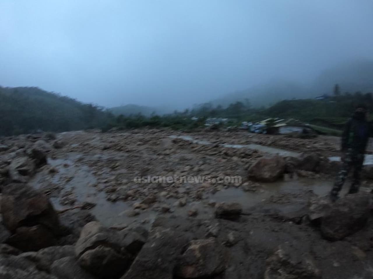 <p>അതിനിടെ രാജമലയിലെ പെട്ടിമുടിയിൽ മണ്ണൊലിപ്പിൽ അകപ്പെട്ട് മരിച്ചവരുടെ എണ്ണം 49 ആയി. ഇന്ന് രാവിലെ ആറ് മൃതദേഹങ്ങൾ കൂടി ലഭിച്ചു. അപകടം നടന്ന സ്ഥലത്ത് നിന്ന് മൂന്ന് കിലോമീറ്റർ അകലെ മാറി പുഴയിൽ നിന്നും വനമേഖലയില്‍ നിന്നുമാണ് മൃതദേഹങ്ങൾ ലഭിച്ചത്.&nbsp;</p>