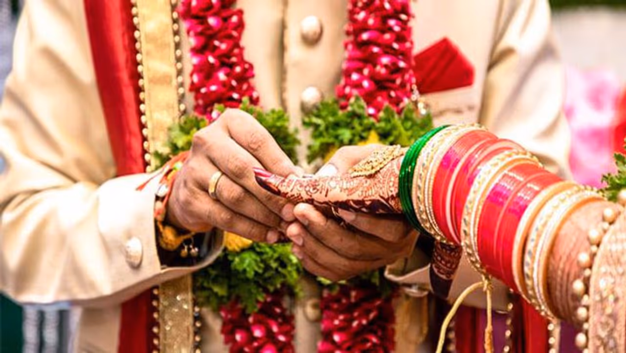 <p>ಹೆಣ್ಮಕ್ಕಳಿಗೆ ಮದುವೆಯಾಗೋ ಹುಡುಗನ ಬಗ್ಗೆ ಎಷ್ಟು ಕನಸಿದೆಯೋ ಅದಕ್ಕೂ ಹೆಚ್ಚು ಮದುವೆ ಅಲಂಕಾರ, ಆಭರಣ, ಉಡುಗೆಯ ಬಗ್ಗೆ ಇರುತ್ತದೆ.</p>