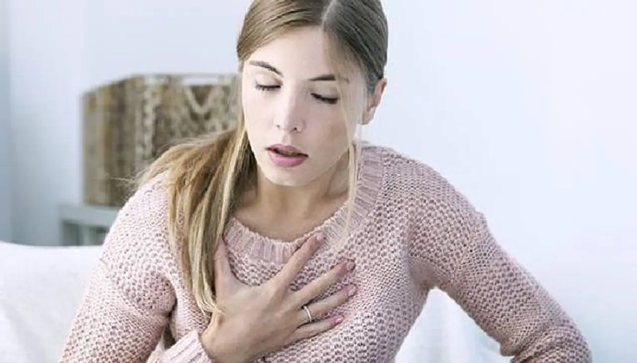 <p>ప్రస్తుతం దేశంలో కరోనా మహమ్మారి విపరీతంగా విజృంభిస్తున్న సంగతి తెలిసిందే. ఈ సెకండ్ వేవ్ చాలా దారుణంగా ఉంది. ఎక్కువ మంది మహమ్మారి బారిన పడుతున్నారు. ప్రాణాలు కోల్పోయేవారి సంఖ్య కూడా పెరిగిపోతుంది.</p> <p>ప్రస్తుతం దేశంలో కరోనా మహమ్మారి విపరీతంగా విజృంభిస్తున్న సంగతి తెలిసిందే. ఈ సెకండ్ వేవ్ చాలా దారుణంగా ఉంది. ఎక్కువ మంది మహమ్మారి బారిన పడుతున్నారు. ప్రాణాలు కోల్పోయేవారి సంఖ్య కూడా పెరిగిపోతుంది.</p>