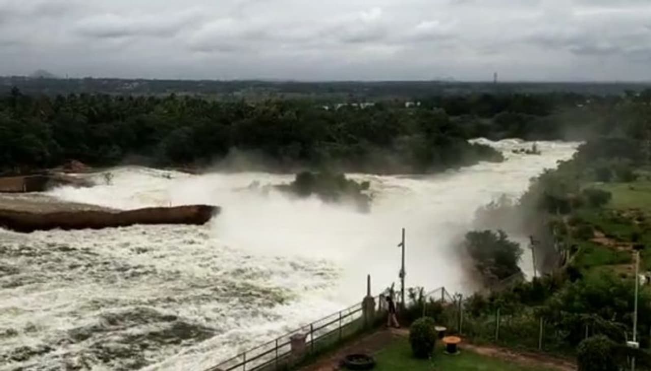 <p>The Karnataka State Natural Disaster Monitoring Centre has issued a red alert in seven districts of rain ravaged Karnataka.</p> <p>The Karnataka State Natural Disaster Monitoring Centre has issued a red alert in seven districts of rain ravaged Karnataka.</p>