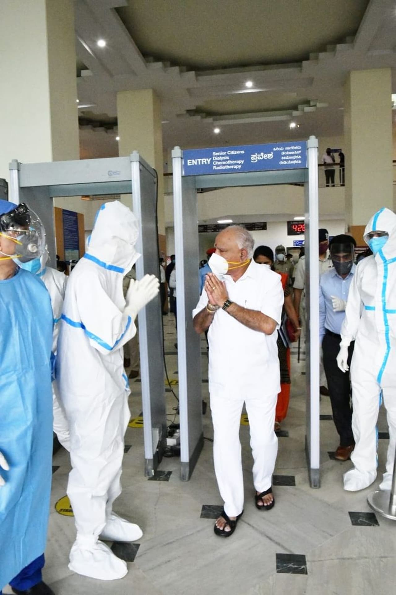 <p>ಕೊರೋನಾ ವೈರಸ್ನಿಂದಾಗಿ ಆಗಸ್ಟ್ 2ರಂದು ಆಸ್ಪತ್ರೆಗೆ ದಾಖಲಾಗಿದ್ದ ಬಿಎಸ್ ಯಡಿಯೂರಪ್ಪನವರು ಇಂದು ಡಿಸ್ಚಾರ್ಜ್ ಆಗಿದ್ದಾರೆ.</p> <p>ಕೊರೋನಾ ವೈರಸ್ನಿಂದಾಗಿ ಆಗಸ್ಟ್ 2ರಂದು ಆಸ್ಪತ್ರೆಗೆ ದಾಖಲಾಗಿದ್ದ ಬಿಎಸ್ ಯಡಿಯೂರಪ್ಪನವರು ಇಂದು ಡಿಸ್ಚಾರ್ಜ್ ಆಗಿದ್ದಾರೆ.</p>