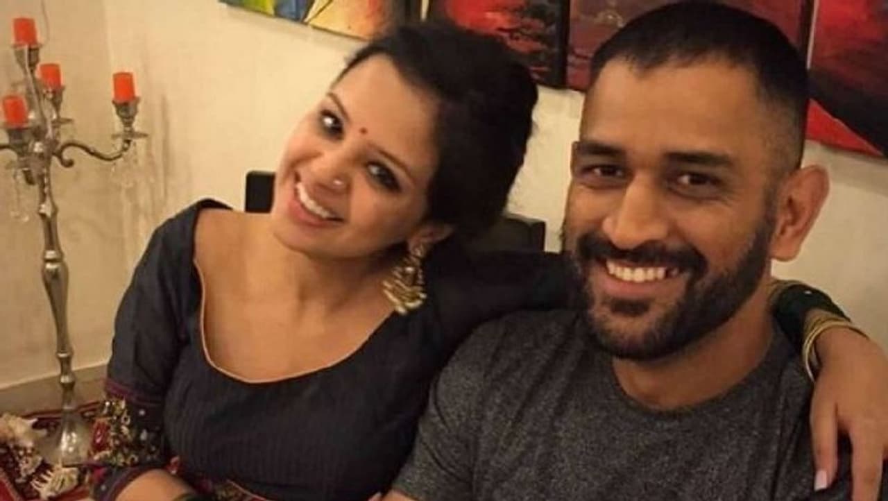 <p>టీమిండియా మాజీ కెప్టెన్, చెన్నై సూపర్ కింగ్స్ కెప్టెన్, మిస్టర్ కూల్ ధోనీ మరోసారి తండ్రి అయ్యారా..? ప్రస్తుతం సోషల్ మీడియాలో ఇదే చర్చ జరుగుతోంది. ధోనీ భార్య సాక్షి ధోనీ తాజాగా.. సోషల్ మీడియాలో పోస్టు చేసిన ఓ ఫోటో ని చూసి అభిమానులు ఇలానే ప్రశ్నిస్తున్నారు.</p> <p>టీమిండియా మాజీ కెప్టెన్, చెన్నై సూపర్ కింగ్స్ కెప్టెన్, మిస్టర్ కూల్ ధోనీ మరోసారి తండ్రి అయ్యారా..? ప్రస్తుతం సోషల్ మీడియాలో ఇదే చర్చ జరుగుతోంది. ధోనీ భార్య సాక్షి ధోనీ తాజాగా.. సోషల్ మీడియాలో పోస్టు చేసిన ఓ ఫోటో ని చూసి అభిమానులు ఇలానే ప్రశ్నిస్తున్నారు.</p>