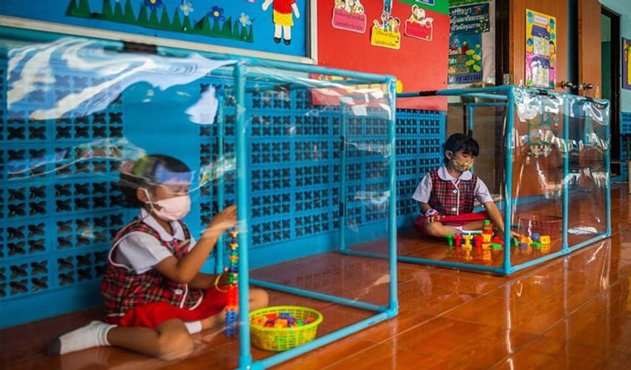 <p>ಥಾಯ್ಲೆಂಡ್ನಲ್ಲಿ ಶಾಲೆಗಳು ಪುನಃ ಆರಂಭವಾಗಿದ್ದು ಪುಟ್ಟ ಮಕ್ಕಳು ಸಾಮಾಜಿಕ ಅಂತ ಕಾಯ್ದುಕೊಳ್ಳುವುದಕ್ಕೆ ಶಾಲೆ ಮಾಡಿದ ಐಡಿಯಾ ವೈರಲ್ ಆಗಿದೆ.</p> <p>ಥಾಯ್ಲೆಂಡ್ನಲ್ಲಿ ಶಾಲೆಗಳು ಪುನಃ ಆರಂಭವಾಗಿದ್ದು ಪುಟ್ಟ ಮಕ್ಕಳು ಸಾಮಾಜಿಕ ಅಂತ ಕಾಯ್ದುಕೊಳ್ಳುವುದಕ್ಕೆ ಶಾಲೆ ಮಾಡಿದ ಐಡಿಯಾ ವೈರಲ್ ಆಗಿದೆ.</p>