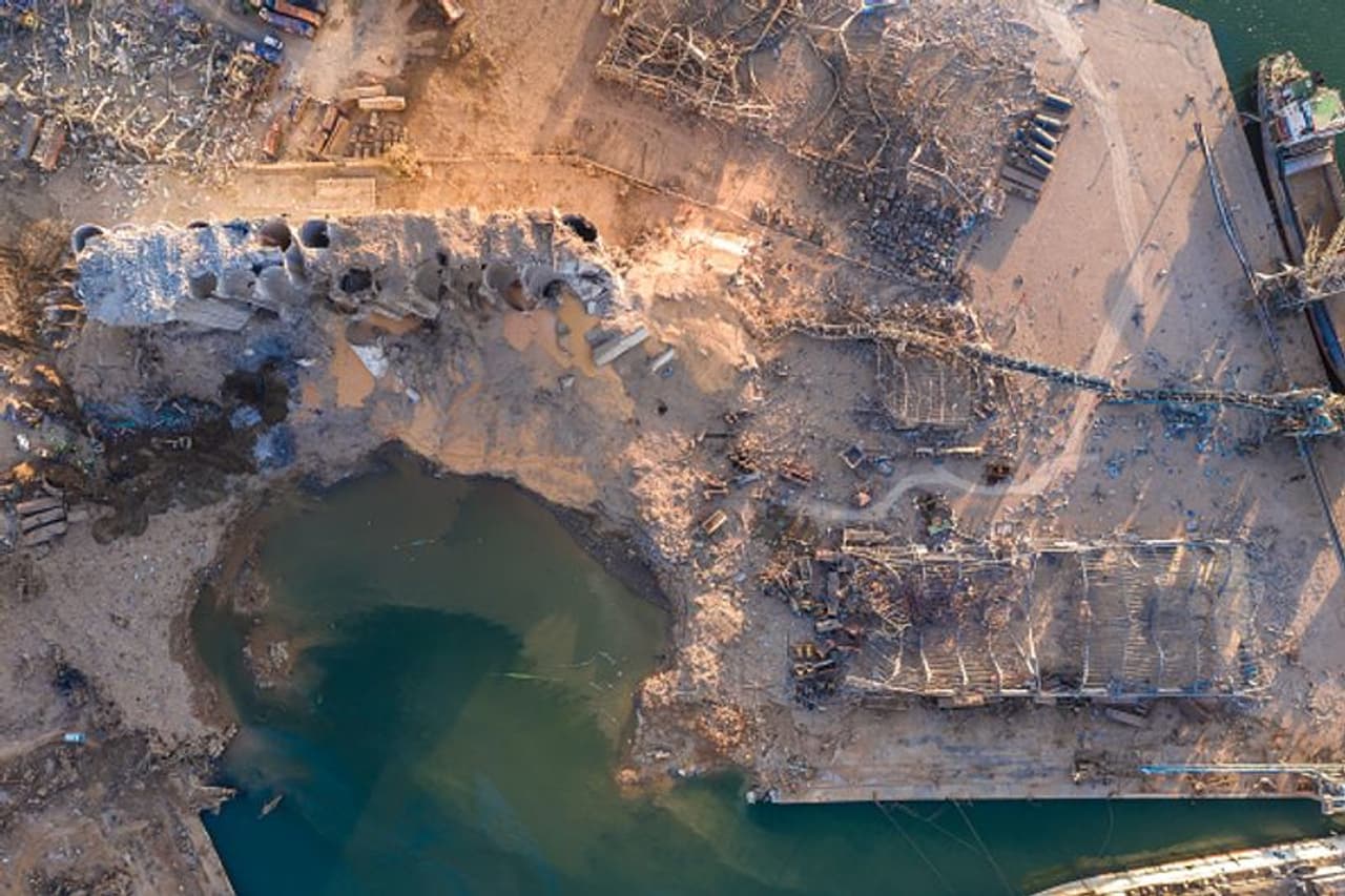 <p>സ്ഫോടനത്തെ തുടര്ന്ന് സര്ക്കാറിനെതിരെ ജനവികാരമുണ്ടാവുക തന്നെ ചെയ്തു. സ്ഫോടനത്തിന് തൊട്ടടുത്ത ദിവസം മുതല് ലെബനീസ് സര്ക്കാറിനെതിരെ ജനം തെരുവിലിറങ്ങി. സ്ഫോടനത്തെ തുടര്ന്ന് ഗുഢാലോചനാ സിദ്ധാന്തങ്ങളും തരം പോലെ വ്യാപകമായി പ്രചരിക്കപ്പെട്ടു. </p> <p>സ്ഫോടനത്തെ തുടര്ന്ന് സര്ക്കാറിനെതിരെ ജനവികാരമുണ്ടാവുക തന്നെ ചെയ്തു. സ്ഫോടനത്തിന് തൊട്ടടുത്ത ദിവസം മുതല് ലെബനീസ് സര്ക്കാറിനെതിരെ ജനം തെരുവിലിറങ്ങി. സ്ഫോടനത്തെ തുടര്ന്ന് ഗുഢാലോചനാ സിദ്ധാന്തങ്ങളും തരം പോലെ വ്യാപകമായി പ്രചരിക്കപ്പെട്ടു. </p>