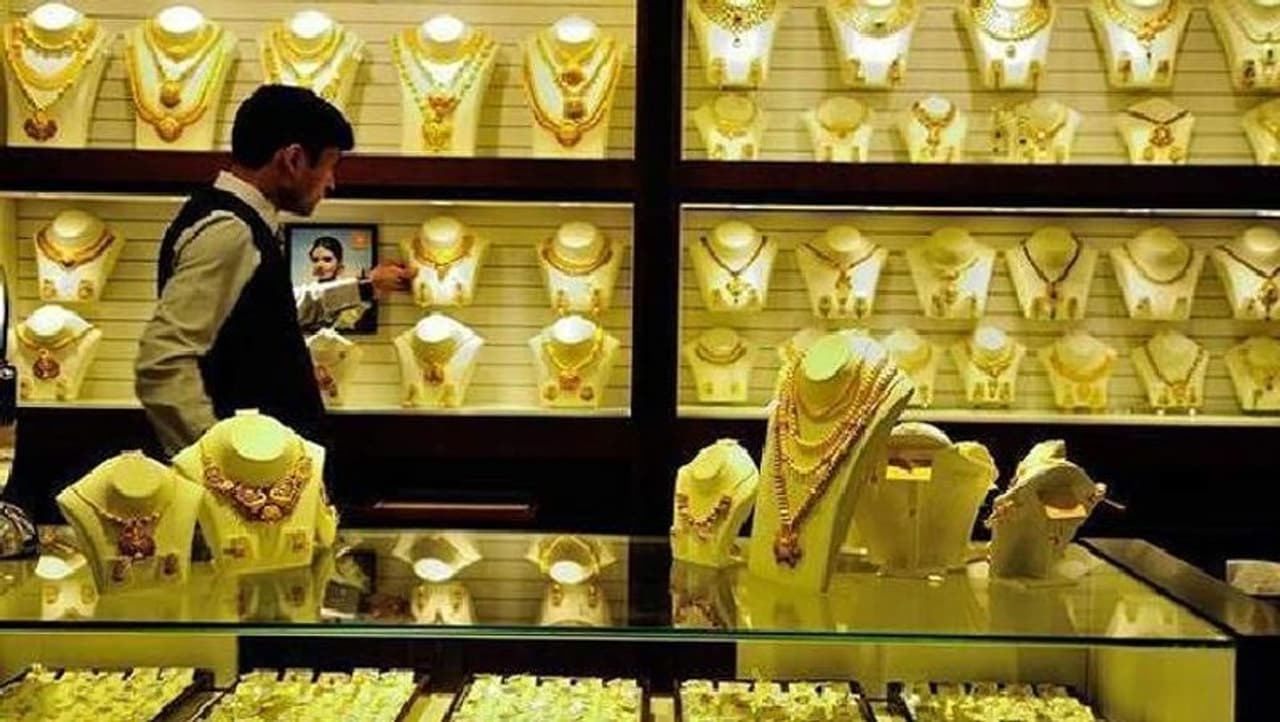 <p>ಭಾರತದಲ್ಲಿ ಅತಿ ಹೆಚ್ಚು ಸಡಗರದಿಂದ ಆಚರಿಸಲಾಗುವ ದೀಪಾವಳಿ ಹಬ್ಬ ಕೊನೆಗೊಂಡಿದೆ. ದೀಪಾವಳಿಗೂ ಮುನ್ನ ಭಾರೀ ಏರಿಕೆ ಕಂಡಿದ್ದ ಚಿನ್ನದ ದರ ಇಳಿಕೆಯ ಹಾದಿ ಹಿಡಿದಿದ್ದು ಗ್ರಾಹಕರಿಗೆ ಭಾರೀ ಖುಷಿ ಕೊಟ್ಟಿದೆ. &nbsp;</p>