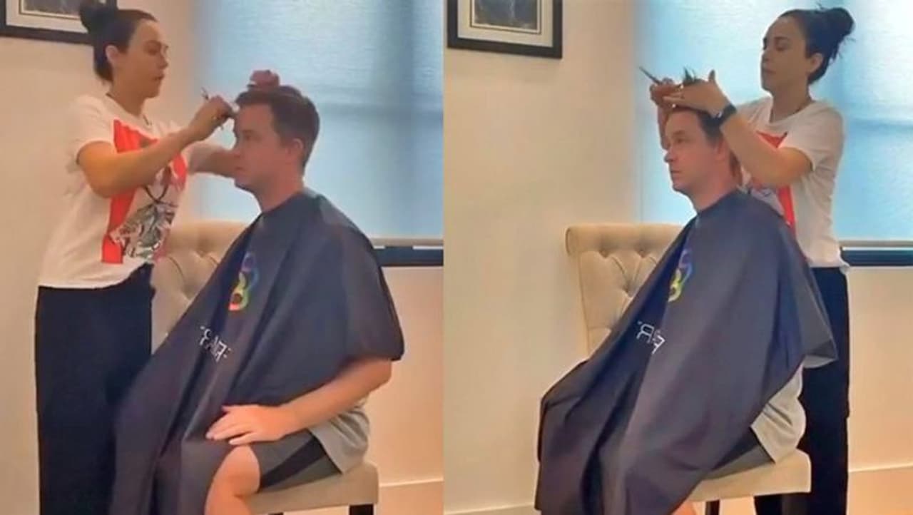 <p>తన భర్తకు హెయిర్ కట్ చేస్తున్న వీడియోను షేర్ చేసిన ప్రీతీ జింటా, `నాకు నా ఫ్యూచర్ హెయిర్ కటింగ్ చేయటమే అనిపిస్తుంది. నా భర్త మరోసారి తనకు హెయిర్ కట్ చేసే అవకాశం నాకు ఇచ్చాడు` అంటూ కామెంట్ చేసింది. ఈ వీడియో సోషల్ మీడియాలో వైరల్గా మారింది.</p> <p>తన భర్తకు హెయిర్ కట్ చేస్తున్న వీడియోను షేర్ చేసిన ప్రీతీ జింటా, `నాకు నా ఫ్యూచర్ హెయిర్ కటింగ్ చేయటమే అనిపిస్తుంది. నా భర్త మరోసారి తనకు హెయిర్ కట్ చేసే అవకాశం నాకు ఇచ్చాడు` అంటూ కామెంట్ చేసింది. ఈ వీడియో సోషల్ మీడియాలో వైరల్గా మారింది.</p>