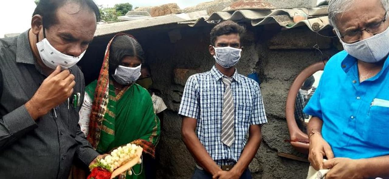 <p>ಎಸ್ಎಸ್ಎಲ್ಸಿ ಫಲಿತಾಂಶದಲ್ಲಿ ಬೆಂಗಳೂರಿನ ಇಂದಿರಾನಗರದ ಜೀವನಭೀಮಾನಗರದ ವ್ಯಾಪ್ತಿಯಲ್ಲಿರುವ ಸರ್ಕಾರಿ ಕರ್ನಾಟಕ ಪಬ್ಲಿಕ್ ಶಾಲೆಯ (KPS) ವಿದ್ಯಾರ್ಥಿ ಮಹೇಶ್ 625 ಅಂಕಗಳಿಗೆ 616 ಅಂಕಗಳನ್ನು ಪಡೆದು ಎಲ್ಲರಿಗೂ ಮಾದರಿಯಾಗಿದ್ದಾನೆ.</p> <p>ಎಸ್ಎಸ್ಎಲ್ಸಿ ಫಲಿತಾಂಶದಲ್ಲಿ ಬೆಂಗಳೂರಿನ ಇಂದಿರಾನಗರದ ಜೀವನಭೀಮಾನಗರದ ವ್ಯಾಪ್ತಿಯಲ್ಲಿರುವ ಸರ್ಕಾರಿ ಕರ್ನಾಟಕ ಪಬ್ಲಿಕ್ ಶಾಲೆಯ (KPS) ವಿದ್ಯಾರ್ಥಿ ಮಹೇಶ್ 625 ಅಂಕಗಳಿಗೆ 616 ಅಂಕಗಳನ್ನು ಪಡೆದು ಎಲ್ಲರಿಗೂ ಮಾದರಿಯಾಗಿದ್ದಾನೆ.</p>