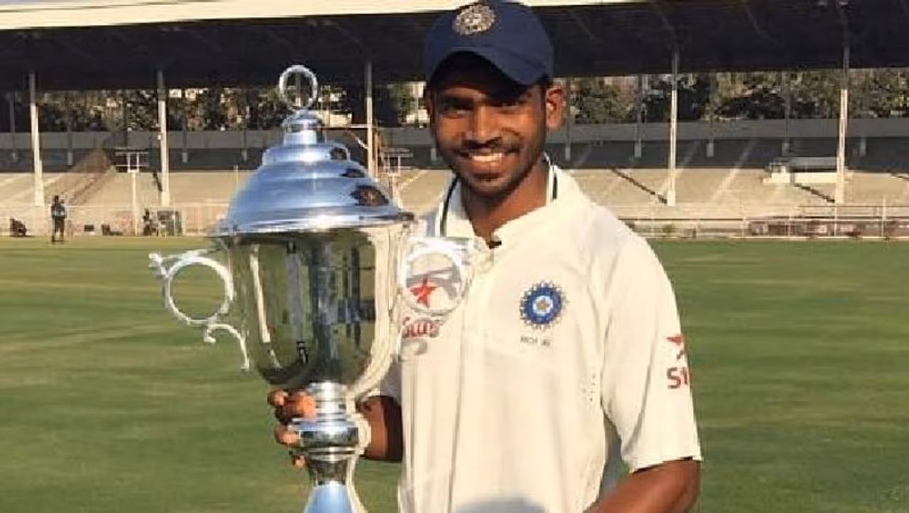 <p>కొన్నేళ్లుగా భారత జట్టులో అవకాశం కోసం ఎదురుచూస్తున్న తెలుగు కుర్రాడు కెఎస్ భరత్, వృద్ధిమాన్ సాహా కరోనా బారిన పడడంతో ఇంగ్లాండ్ టూర్కి బ్యాకప్ ప్లేయర్గా ఎంపికయ్యాడు. ఐపీఎల్ 2021 సీజన్లో వృద్ధిమాన్ సాహాకి కరోనా పాజిటివ్ వచ్చిన విషయం తెలిసిందే.</p> <p>కొన్నేళ్లుగా భారత జట్టులో అవకాశం కోసం ఎదురుచూస్తున్న తెలుగు కుర్రాడు కెఎస్ భరత్, వృద్ధిమాన్ సాహా కరోనా బారిన పడడంతో ఇంగ్లాండ్ టూర్కి బ్యాకప్ ప్లేయర్గా ఎంపికయ్యాడు. ఐపీఎల్ 2021 సీజన్లో వృద్ధిమాన్ సాహాకి కరోనా పాజిటివ్ వచ్చిన విషయం తెలిసిందే.</p>