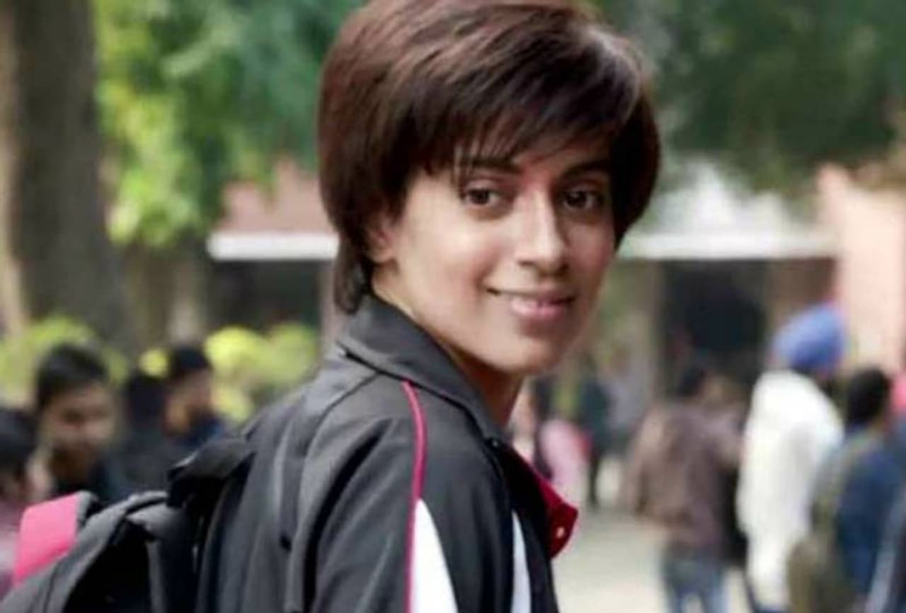 <p><strong>കങ്കണ റണൗത്</strong></p><p>തനു വെഡ്സ് മനു റിട്ടേണ്സ് കണ്ടവര് എല്ലാവരും ഞെട്ടി. ഡബിള് റോളിലെത്തിയ കങ്കണ റണൗതിന്റെ മേക്കപ്പ് ഓവര് കണ്ടിട്ട്.</p> <p><strong>കങ്കണ റണൗത്</strong></p><p>തനു വെഡ്സ് മനു റിട്ടേണ്സ് കണ്ടവര് എല്ലാവരും ഞെട്ടി. ഡബിള് റോളിലെത്തിയ കങ്കണ റണൗതിന്റെ മേക്കപ്പ് ഓവര് കണ്ടിട്ട്.</p>