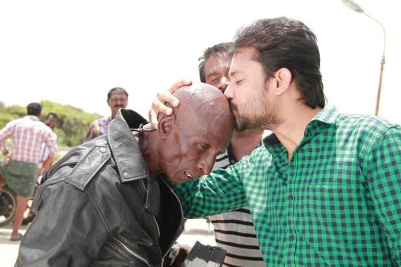 <p>இவரை தமிழ் திரையுலகிற்கு நடிகராக அறிமுகப்படுத்தியது இயக்குனர் பாலா. இவர் இயக்கத்தின் நடிகர் ஆர்யா நடித்து வெளியான நான் கடவுள் படத்தில் இவரை முரட்டு வில்லனாக நடிக்க வைத்து மிரட்டல் செய்தார்.</p> <p>இவரை தமிழ் திரையுலகிற்கு நடிகராக அறிமுகப்படுத்தியது இயக்குனர் பாலா. இவர் இயக்கத்தின் நடிகர் ஆர்யா நடித்து வெளியான நான் கடவுள் படத்தில் இவரை முரட்டு வில்லனாக நடிக்க வைத்து மிரட்டல் செய்தார்.</p>