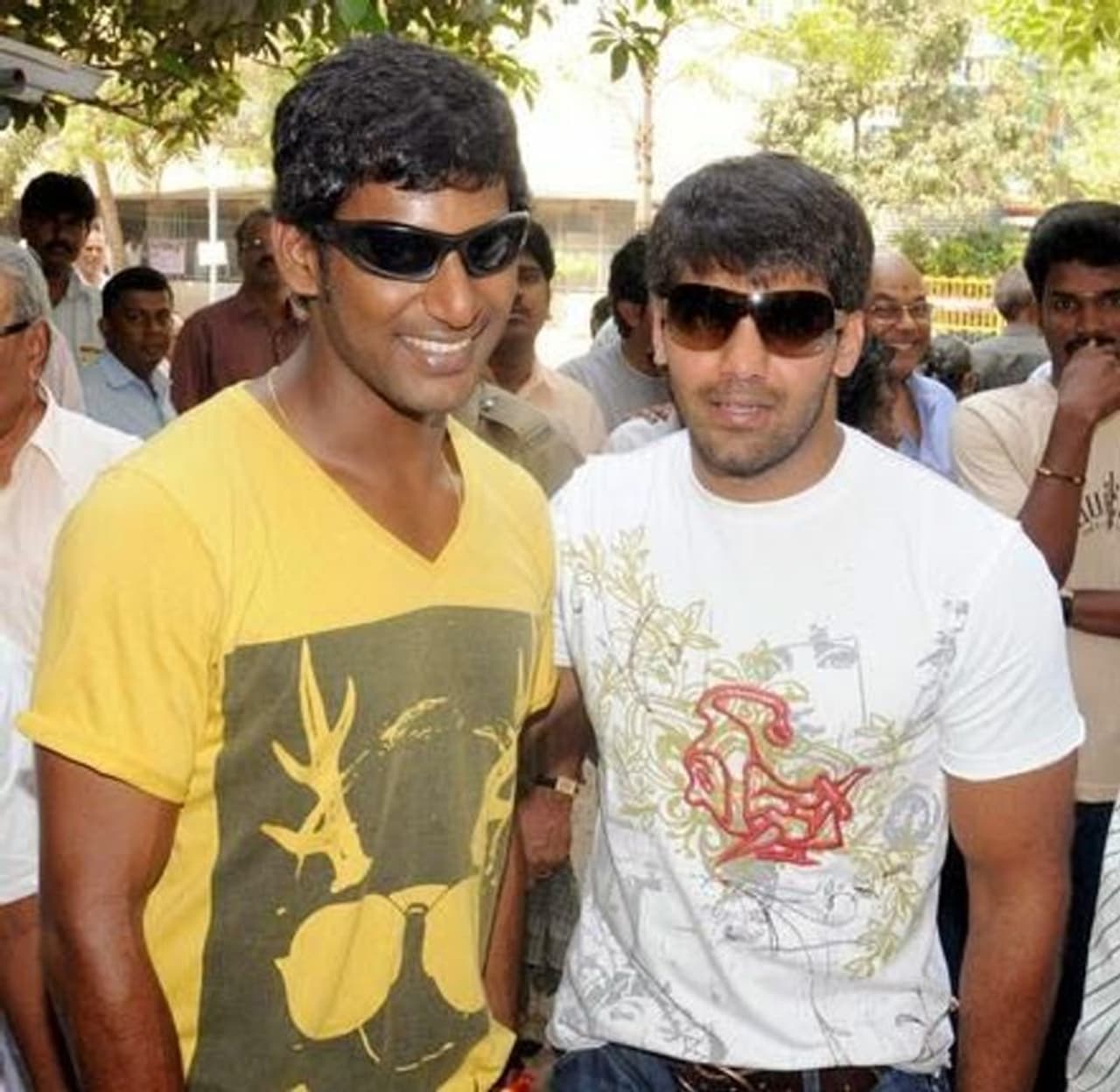 <p>தமிழ் சினிமாவில் முன்னணி நடிகராக வலம் வரும் ஆர்யா, விஷால் இருவரும் உயிருக்கு உயிரான நண்பர்கள் என்பது அனைவரும் அறிந்த செய்தி. </p> <p>தமிழ் சினிமாவில் முன்னணி நடிகராக வலம் வரும் ஆர்யா, விஷால் இருவரும் உயிருக்கு உயிரான நண்பர்கள் என்பது அனைவரும் அறிந்த செய்தி. </p>