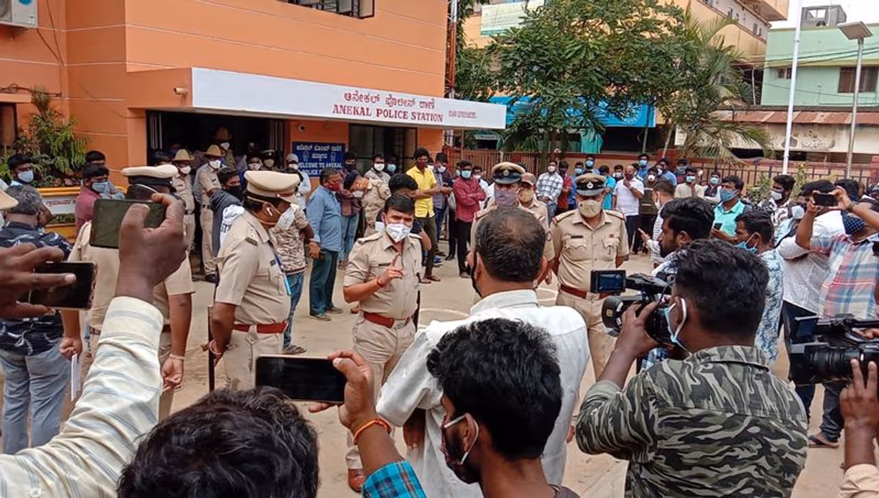 <p>ಪಟ್ಟಣದ ಪೊಲೀಸ್‌ ಠಾಣೆಯಲ್ಲಿ ನಡೆದ ರೌಡಿಗಳ ಪೆರೇಡ್‌ನಲ್ಲಿ ಮಾತನಾಡಿದ ಅವರು, ಇಲ್ಲಸಲ್ಲದ ವ್ಯವಹಾರಗಳಿಗೆ ಕೈ ಹಾಕುವುದು, ಮುಂಬರುವ ಸ್ಥಳೀಯ ಸಂಸ್ಥೆಗಳ ಚುನಾವಣೆಗಳಲ್ಲಿ ಹಸ್ತಕ್ಷೇಪ ಮಾಡುವುದು, ಏಕಪಕ್ಷೀಯವಾಗಿ ವರ್ತಿಸುವುದೂ ಸೇರಿದಂತೆ ಸಣ್ಣ ಪ್ರಮಾಣದ ಪ್ರಮಾದ ಕಂಡು ಬಂದರೂ ನಿರ್ದಾಕ್ಷಿಣ್ಯವಾಗಿ ಕಾನೂನು ಕ್ರಮ: ಚನ್ನಣ್ಣನವರ್‌</p>