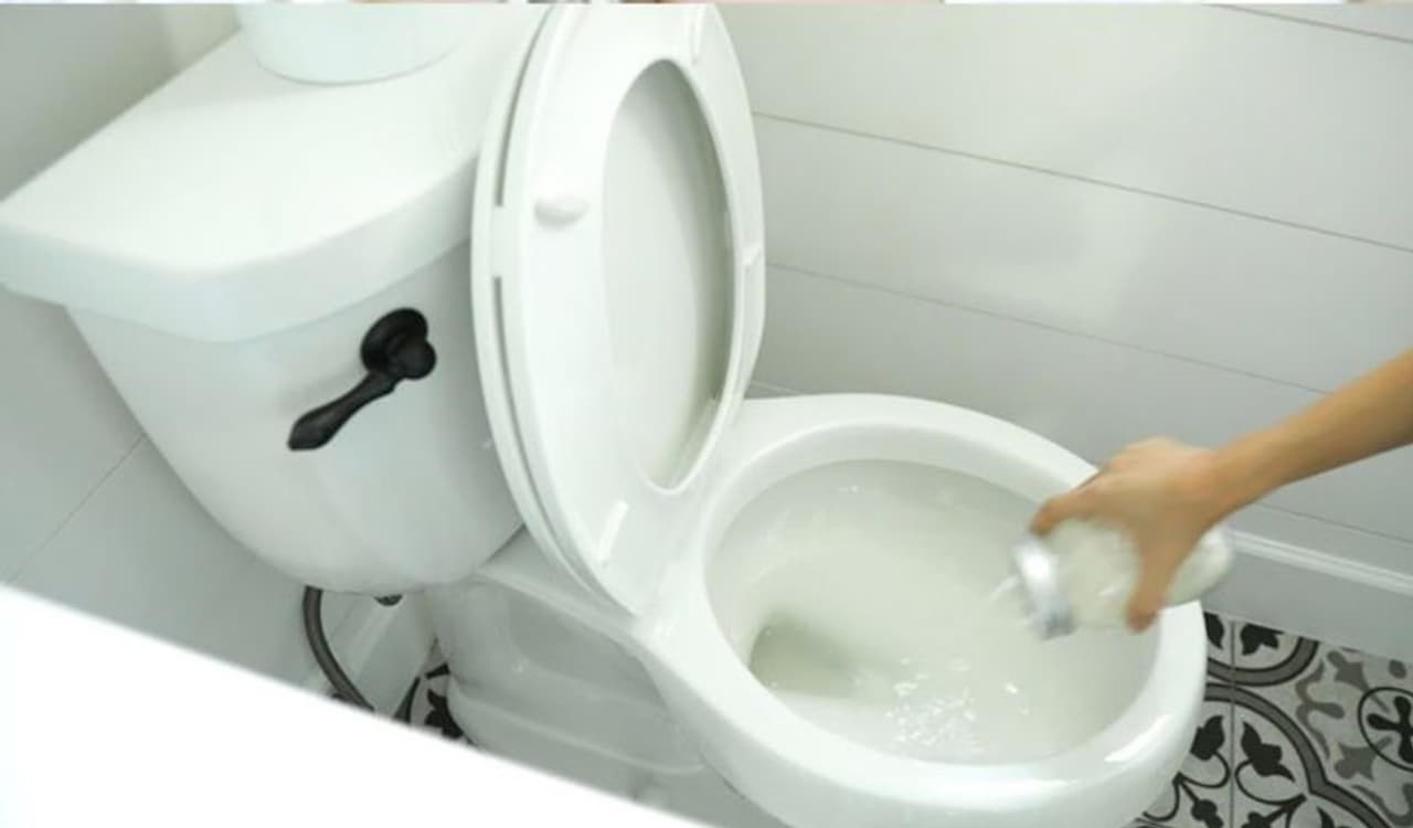 <p>ಬ್ಲೀಚ್ ಅಪಾಯಕಾರಿ ರಾಸಾಯನಿಕ. ಆದರೆ ಬಹಳಷ್ಟು ಜನ ಬ್ಲೀಚ್ ಅಪಾಯಕಾರಿ ಎಂಬ ಅರಿವಿಲ್ಲದೆ ಬೇಕಾಬಿಟ್ಟಿಯಾಗಿ ಬಳಸುತ್ತಾರೆ. ಈ ಬಗ್ಗೆ ಸಂಶೋಧಕರೂ ಬ್ಲೀಚ್ ಬಳಸಬೇಡಿ ಎಂದು ಹೇಳುತ್ತಲೇ ಬಂದಿದ್ದಾರೆ.</p> <p>ಬ್ಲೀಚ್ ಅಪಾಯಕಾರಿ ರಾಸಾಯನಿಕ. ಆದರೆ ಬಹಳಷ್ಟು ಜನ ಬ್ಲೀಚ್ ಅಪಾಯಕಾರಿ ಎಂಬ ಅರಿವಿಲ್ಲದೆ ಬೇಕಾಬಿಟ್ಟಿಯಾಗಿ ಬಳಸುತ್ತಾರೆ. ಈ ಬಗ್ಗೆ ಸಂಶೋಧಕರೂ ಬ್ಲೀಚ್ ಬಳಸಬೇಡಿ ಎಂದು ಹೇಳುತ್ತಲೇ ಬಂದಿದ್ದಾರೆ.</p>