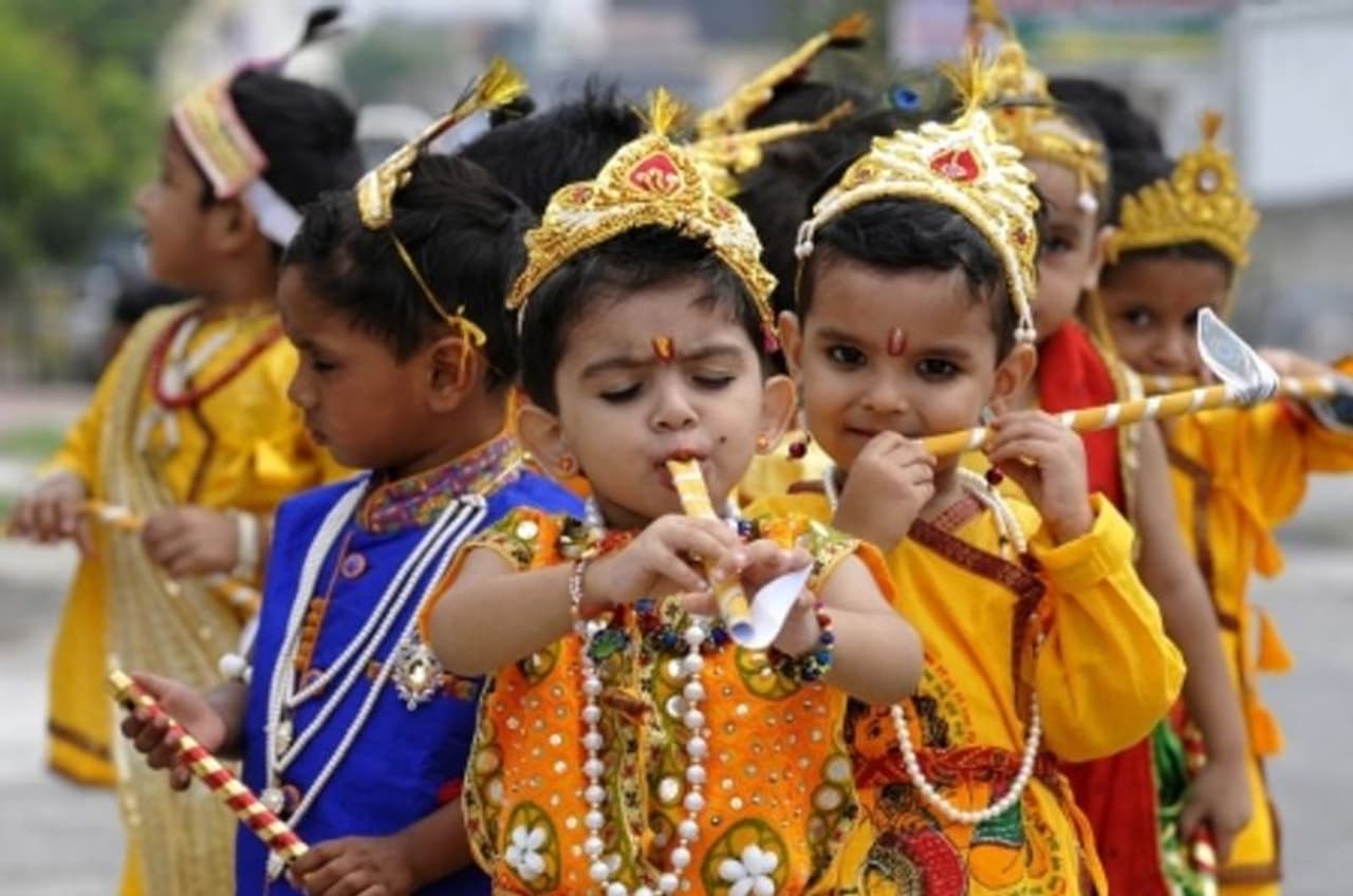 <p>பலர் தங்களுடைய வீட்டில் உள்ள குழந்தைகளுக்கு கிருஷ்ணர் வேடம் போட்டு, அவர்களுடைய கால் ஆச்சியை வீட்டில் பதிய வைத்து, கிருஷ்ணர் விரும்பி உன்ன கூடிய, வெண்ணை, தயிர், பால் மற்றும் பலவகை பலகாரங்கள் வைத்து படையலிட்டு கொண்டாடினர்.</p> <p>பலர் தங்களுடைய வீட்டில் உள்ள குழந்தைகளுக்கு கிருஷ்ணர் வேடம் போட்டு, அவர்களுடைய கால் ஆச்சியை வீட்டில் பதிய வைத்து, கிருஷ்ணர் விரும்பி உன்ன கூடிய, வெண்ணை, தயிர், பால் மற்றும் பலவகை பலகாரங்கள் வைத்து படையலிட்டு கொண்டாடினர்.</p>