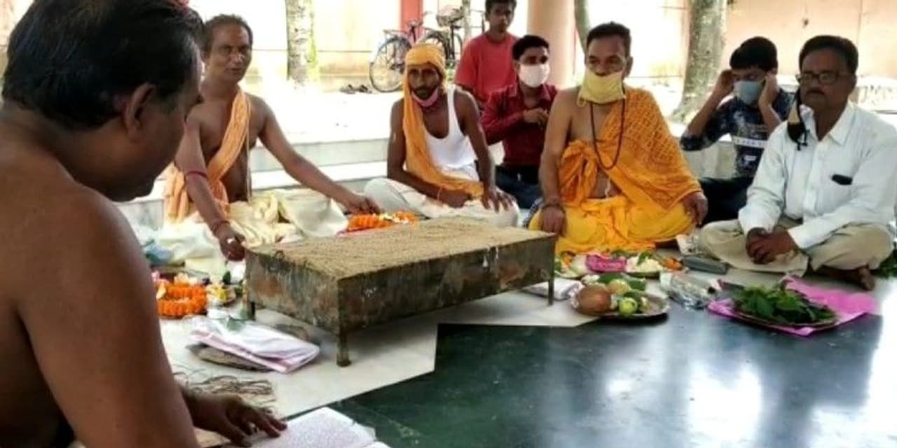 <p>Mahamrityunjaya Yajna is being performed since Tuesday at Japeshwar Shiva Temple in Kirnahar, Birbhum for his speedy recovery.</p> <p>Mahamrityunjaya Yajna is being performed since Tuesday at Japeshwar Shiva Temple in Kirnahar, Birbhum for his speedy recovery.</p>