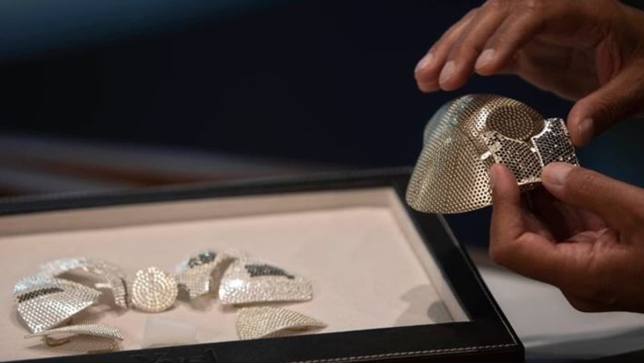 <p>ಇಸ್ರೇಲ್ನ ಒಂದು ಜ್ಯುವೆಲ್ಲರಿ ಕಂಪನಿ ಈ ಮಾಸ್ಕ್ ತಯಾರಿಸಲಾರಂಭಿಸಿದೆ. ಇದು ವಿಶ್ವದ ದುಬಾರಿ ಕೊರೋನಾ ವೈರಸ್ ಮಾಸ್ಕ್ ಎಂಬುವುದು ಕಂಪನಿ ವಾದವಾಗಿದೆ.</p> <p>ಇಸ್ರೇಲ್ನ ಒಂದು ಜ್ಯುವೆಲ್ಲರಿ ಕಂಪನಿ ಈ ಮಾಸ್ಕ್ ತಯಾರಿಸಲಾರಂಭಿಸಿದೆ. ಇದು ವಿಶ್ವದ ದುಬಾರಿ ಕೊರೋನಾ ವೈರಸ್ ಮಾಸ್ಕ್ ಎಂಬುವುದು ಕಂಪನಿ ವಾದವಾಗಿದೆ.</p>