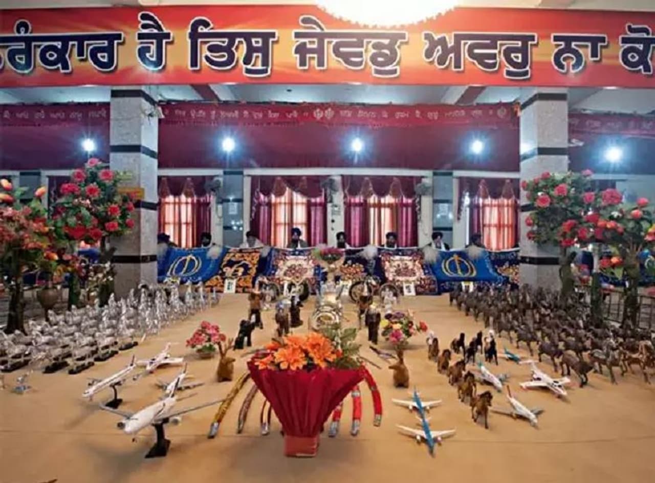 <p>ಏರೋಪ್ಲೇನ್ ಗುರುದ್ವಾರ<br />ಹವಾಯ್ ಜಹಾಜ್ ಗುರುದ್ವಾರ ಎಂದೇ ಹೆಸರಾಗಿರುವ ಈ ಏರೋಪ್ಲೇನ್ ಗುರುದ್ವಾರ ಪಂಜಾಬ್ನ ಜಲಂಧರ್ನಲ್ಲಿದೆ. ವಿದೇಶಕ್ಕೆ ಹೋಗಲು ಬಯಸುವವರು ಇಲ್ಲಿ ಬಂದು ಪುಟಾಣಿ ಏರೋಪ್ಲೇನನ್ನು ಹುತಾತ್ಮ ಬಾಬಾ ನಿಹಾಲ್ ಸಿಂಗ್ ಗುರುದ್ವಾರದ ಬಳಿ ಇಟ್ಟು ಬೇಡಿಕೊಳ್ಳುತ್ತಾರೆ. ಆಗ ಕೋರಿಕೆ ಈಡೇರುತ್ತದೆ ಎಂಬ ನಂಬಿಕೆ ಇದೆ. ಅದರಲ್ಲೂ ಅಮೆರಿಕಕ್ಕೆ ಹೋಗಬಯಸುವವರಿಗೆ ಇಲ್ಲಿ ಆಶೀರ್ವಾದ ಪಕ್ಕಾ ಎಂಬ ನಂಬಿಕೆಯಿದೆ. </p> <p>ಏರೋಪ್ಲೇನ್ ಗುರುದ್ವಾರ<br />ಹವಾಯ್ ಜಹಾಜ್ ಗುರುದ್ವಾರ ಎಂದೇ ಹೆಸರಾಗಿರುವ ಈ ಏರೋಪ್ಲೇನ್ ಗುರುದ್ವಾರ ಪಂಜಾಬ್ನ ಜಲಂಧರ್ನಲ್ಲಿದೆ. ವಿದೇಶಕ್ಕೆ ಹೋಗಲು ಬಯಸುವವರು ಇಲ್ಲಿ ಬಂದು ಪುಟಾಣಿ ಏರೋಪ್ಲೇನನ್ನು ಹುತಾತ್ಮ ಬಾಬಾ ನಿಹಾಲ್ ಸಿಂಗ್ ಗುರುದ್ವಾರದ ಬಳಿ ಇಟ್ಟು ಬೇಡಿಕೊಳ್ಳುತ್ತಾರೆ. ಆಗ ಕೋರಿಕೆ ಈಡೇರುತ್ತದೆ ಎಂಬ ನಂಬಿಕೆ ಇದೆ. ಅದರಲ್ಲೂ ಅಮೆರಿಕಕ್ಕೆ ಹೋಗಬಯಸುವವರಿಗೆ ಇಲ್ಲಿ ಆಶೀರ್ವಾದ ಪಕ್ಕಾ ಎಂಬ ನಂಬಿಕೆಯಿದೆ. </p>