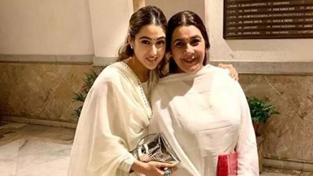 <p><br />பாலிவுட் நடிகர் சைஃப் அலிகானுக்கும், அவரது முதல் மனைவி அம்ரித சிங்கிற்கும் பிறந்தவர் சாரா அலி கான். கடந்த வருடம் 2018 ஆம் ஆண்டு, சுஷாந்த சிங் ராஜ்புட் நடித்த ‘கேதர்நாத்’ என்கிற படத்தின் மூலம் அறிமுகமானார். </p> <p><br />பாலிவுட் நடிகர் சைஃப் அலிகானுக்கும், அவரது முதல் மனைவி அம்ரித சிங்கிற்கும் பிறந்தவர் சாரா அலி கான். கடந்த வருடம் 2018 ஆம் ஆண்டு, சுஷாந்த சிங் ராஜ்புட் நடித்த ‘கேதர்நாத்’ என்கிற படத்தின் மூலம் அறிமுகமானார். </p>