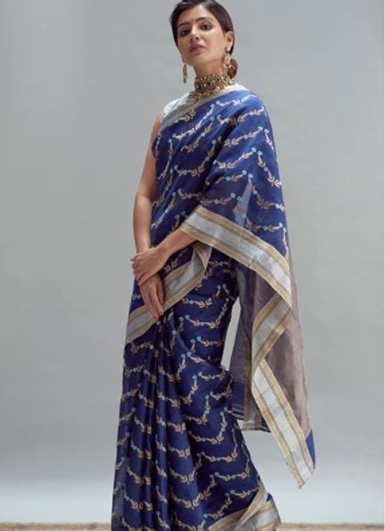 <p>ಇತ್ತೀಚೆಗೆ ರಾಣಾ ದಗ್ಗುಬಾಟಿ ಸಿನಿಮಾದಲ್ಲಿ ಸಮಂತಾ ಬ್ಲೂ ಕಲರ್ ಸೀರೆಯಲ್ಲಿ ಮಿಂಚಿದ್ದರು. ಸಿಂಪಲ್ ಆಗಿ ಕಾಣಿಸುತ್ತಿದ್ದ ಸೀರೆ ಸಮಂತಾಗೆ ಗ್ರ್ಯಾಂಡ್ ಲುಕ್ ಕೊಟ್ಟಿತ್ತು.</p>