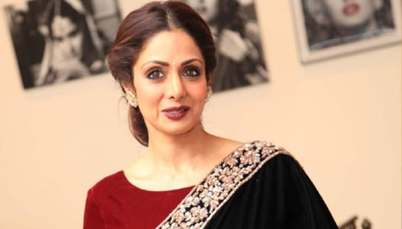 <p>సంజయ్ దత్ సినిమాల్లోకి వచ్చిన కొత్తలో శ్రీదేవి అంటే ఎంతో అభిమానించే వాడు. ఆ సమయంలో శ్రీదేవి తనకు దగ్గర్లోని ఓ హోటల్లో బస చేసినట్టుగా సంజయ్కు తెలిసింది.</p> <p>సంజయ్ దత్ సినిమాల్లోకి వచ్చిన కొత్తలో శ్రీదేవి అంటే ఎంతో అభిమానించే వాడు. ఆ సమయంలో శ్రీదేవి తనకు దగ్గర్లోని ఓ హోటల్లో బస చేసినట్టుగా సంజయ్కు తెలిసింది.</p>