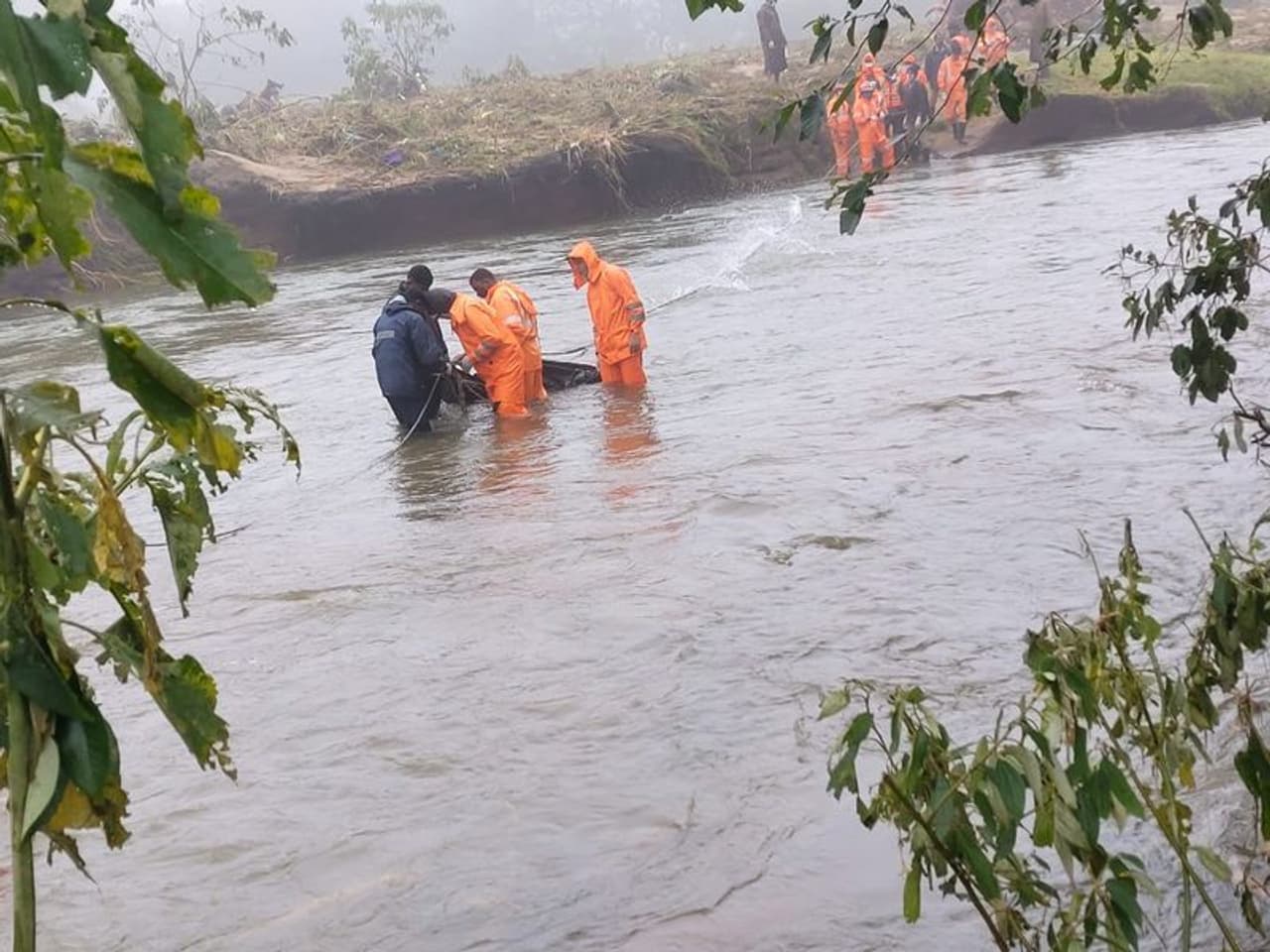 <p>പെട്ടിമുടിയില്‍ തേരാതെ പെയ്യുന്ന മഴയില്‍ ദുരന്തത്തില്‍ നഷ്ടപ്പെട്ടവരുടെ ബന്ധുക്കളുടെ കണ്ണീര്‍ നിറഞ്ഞൊഴികുകയാണ്. ദുരന്തം നടന്ന് അഞ്ചാം ദിവസമായ ഇന്നലെ മൂന്ന് മൃതദേഹങ്ങള്‍ പുഴയില്‍ കണ്ടെത്തിയിരുന്നു.&nbsp;</p>