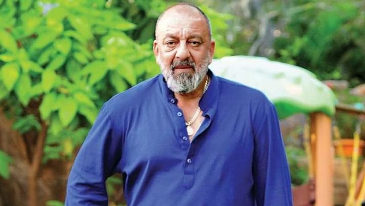 <p>'ಬಾಲಿವುಡ್ ನಟ ಸಂಜಯ್ ದತ್ ಅವರಿಗೆ ಶ್ವಾಸಕೋಶದ ಕ್ಯಾನ್ಸರ್ ಇರುವುದು ಪತ್ತೆಯಾಗಿದೆ. ಸಂಜಯ್ ದತ್‌ಗೆ ಶ್ವಾಸಕೋಶದ ಕ್ಯಾನ್ಸರ್ ಎಂದು ಗುರುತಿಸಲಾಗಿದೆ. ಅವರು ಶೀಘ್ರವಾಗಿ ಚೇತರಿಸಿಕೊಳ್ಳಬೇಕೆಂದು ಪ್ರಾರ್ಥಿಸುತ್ತೇನೆ' ಎಂದು ಜನಪ್ರಿಯ ಮನರಂಜನಾ ಪತ್ರಕರ್ತ ಕೋಮಲ್ ನಹ್ತಾ &nbsp;ಟ್ವೀಟ್ ಮಾಡಿದ್ದಾರೆ.&nbsp;</p>