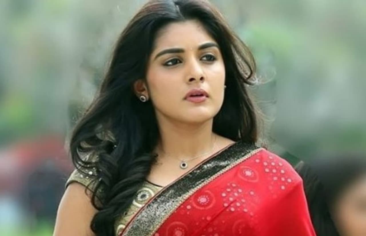 <p style="text align: justify;">జనరల్‌గా హీరోయిన్ల విషయంలో మీడియా వైపు నుంచిగానీ, నెటిజన్ల నుంచి గానీ పెళ్ళి ఎప్పుడు అనే ప్రశ్న ఉదయిస్తూనే ఉంటుంది. హీరోయిన్లకిది చాలా కామన్‌. దీనిపై ఒక్కొక్కరు ఒక్కోలా స్పందిస్తారు. మరికొందరు దానికింకా టైముందని, ఆ టైమ్‌ రావాలని చెబుతున్నారు.&nbsp;</p>