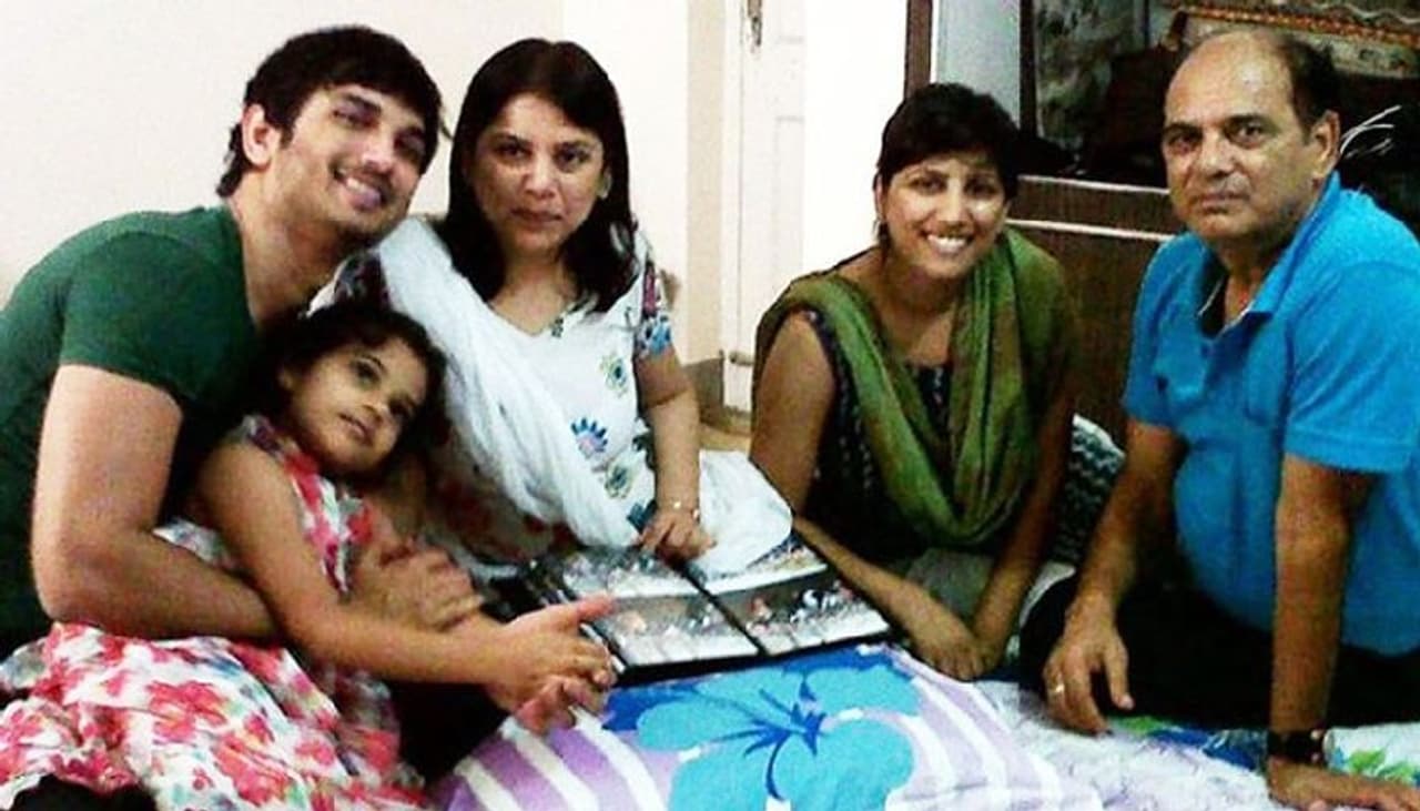 <p style="text align: justify;">బాలీవుడ్ నటుడు సుశాంత్ సింగ్ రాజ్పుత్ మరణం రోజుకో మలుపు తిరుగుతోంది. ముఖ్యంగా ఈ వివాదంలో బీహార్ పోలీసులు ఎంట్రీ ఇవ్వటంతో మహారాష్ట్ర ప్రభుత్వం తీవ్రంగా స్పందిస్తోంది. తాజాగా శివసేన ఎంపీ సంజయ్ రౌత్ తీవ్ర వ్యాఖ్యలు చేయటంతో ఆయనకు కౌంటర్గా సుశాంత్ కుటుంబ సభ్యులు సుధీర్ఘ సందేశాన్ని విడుదల చేశారు. 9 పేజీల లెటర్ను రిలీజ్ చేసిన సుశాంత్ ఫ్యామిలీ అందులో తమ ఫ్యామిలీ ఎదుర్కొన్న పరిస్థితులను వివరించారు.</p> <p style="text align: justify;">బాలీవుడ్ నటుడు సుశాంత్ సింగ్ రాజ్పుత్ మరణం రోజుకో మలుపు తిరుగుతోంది. ముఖ్యంగా ఈ వివాదంలో బీహార్ పోలీసులు ఎంట్రీ ఇవ్వటంతో మహారాష్ట్ర ప్రభుత్వం తీవ్రంగా స్పందిస్తోంది. తాజాగా శివసేన ఎంపీ సంజయ్ రౌత్ తీవ్ర వ్యాఖ్యలు చేయటంతో ఆయనకు కౌంటర్గా సుశాంత్ కుటుంబ సభ్యులు సుధీర్ఘ సందేశాన్ని విడుదల చేశారు. 9 పేజీల లెటర్ను రిలీజ్ చేసిన సుశాంత్ ఫ్యామిలీ అందులో తమ ఫ్యామిలీ ఎదుర్కొన్న పరిస్థితులను వివరించారు.</p>