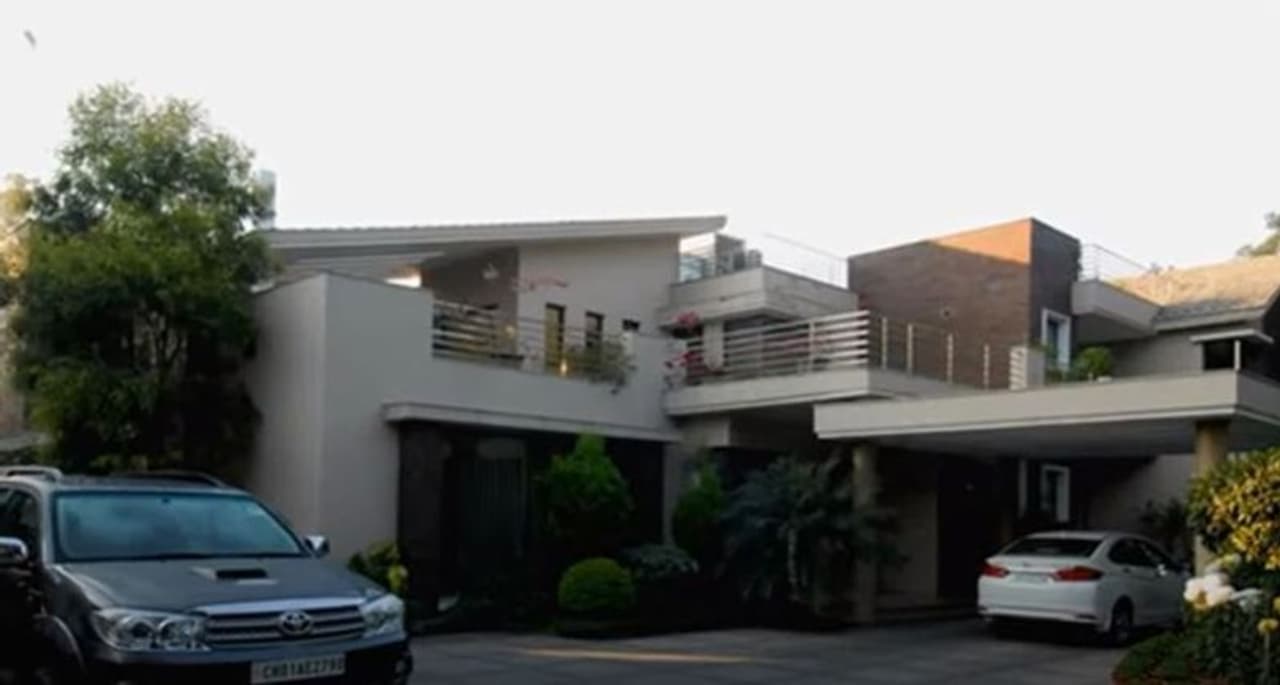 <p>స్టార్ హీరో విక్రమ్‌ ఇంటి అవుట్‌ లుక్‌</p>