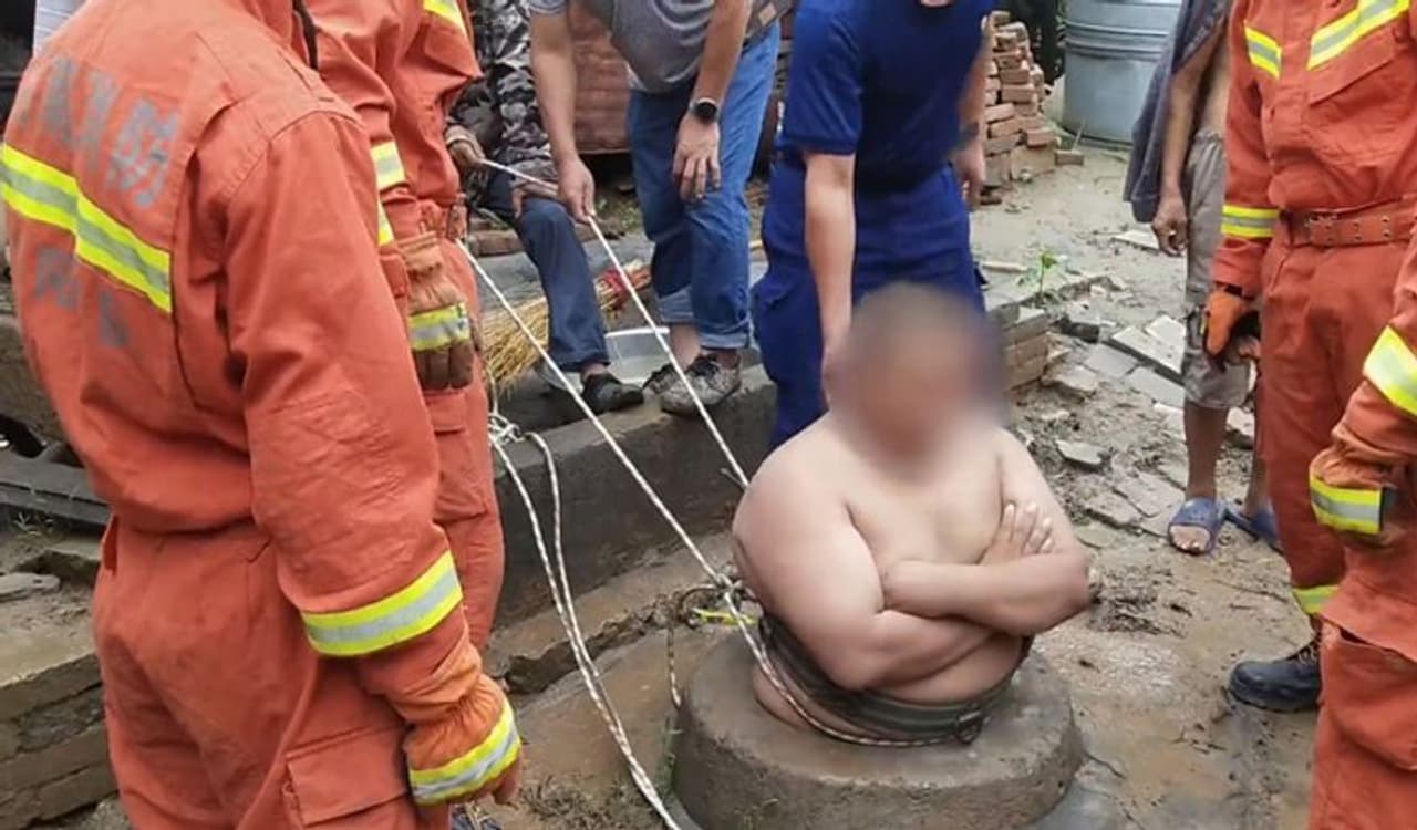 <p>ಚೀನಾದಲ್ಲಿ ಈ ಘಟನೆ ನಡೆದಿದ್ದು, ಇಲ್ಲೊಬ್ಬ ವ್ಯಕ್ತಿ ತನ್ನ ಮನೆಯ ಹಿಂಬಾಗದಲ್ಲಿದ್ದ ಒಣಗಿದ ಬಾವಿಯನ್ನು ಮುಚ್ಚಲು ಬಾವಿಗಿಳಿದಿದ್ದಾನೆ. ಆದರೆ ಹೊರ ಬರುವ ವೇಳೆ ಆತನ ಹೊಟ್ಟೆ ಸಿಕ್ಕಾಕೊಂಡಿದೆ.</p> <p>ಚೀನಾದಲ್ಲಿ ಈ ಘಟನೆ ನಡೆದಿದ್ದು, ಇಲ್ಲೊಬ್ಬ ವ್ಯಕ್ತಿ ತನ್ನ ಮನೆಯ ಹಿಂಬಾಗದಲ್ಲಿದ್ದ ಒಣಗಿದ ಬಾವಿಯನ್ನು ಮುಚ್ಚಲು ಬಾವಿಗಿಳಿದಿದ್ದಾನೆ. ಆದರೆ ಹೊರ ಬರುವ ವೇಳೆ ಆತನ ಹೊಟ್ಟೆ ಸಿಕ್ಕಾಕೊಂಡಿದೆ.</p>