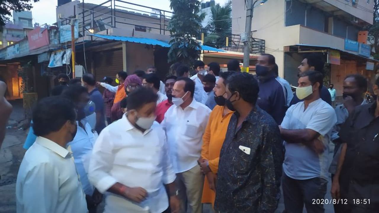 <p>ಬುಧವಾರ ಸಂಜೆ ಸ್ಥಳಕ್ಕೆ ಭೇಟಿ ನೀಡಿ, ಪರಿಸ್ಥಿತಿ ಅವಲೋಕಿಸಿದ ಬಸವರಾಜ ಬೊಮ್ಮಾಯಿ, ಕೇಂದ್ರ ಸಚಿವ ಡಿ.ವಿ.ಸದಾನಂದಗೌಡ </p> <p>ಬುಧವಾರ ಸಂಜೆ ಸ್ಥಳಕ್ಕೆ ಭೇಟಿ ನೀಡಿ, ಪರಿಸ್ಥಿತಿ ಅವಲೋಕಿಸಿದ ಬಸವರಾಜ ಬೊಮ್ಮಾಯಿ, ಕೇಂದ್ರ ಸಚಿವ ಡಿ.ವಿ.ಸದಾನಂದಗೌಡ </p>