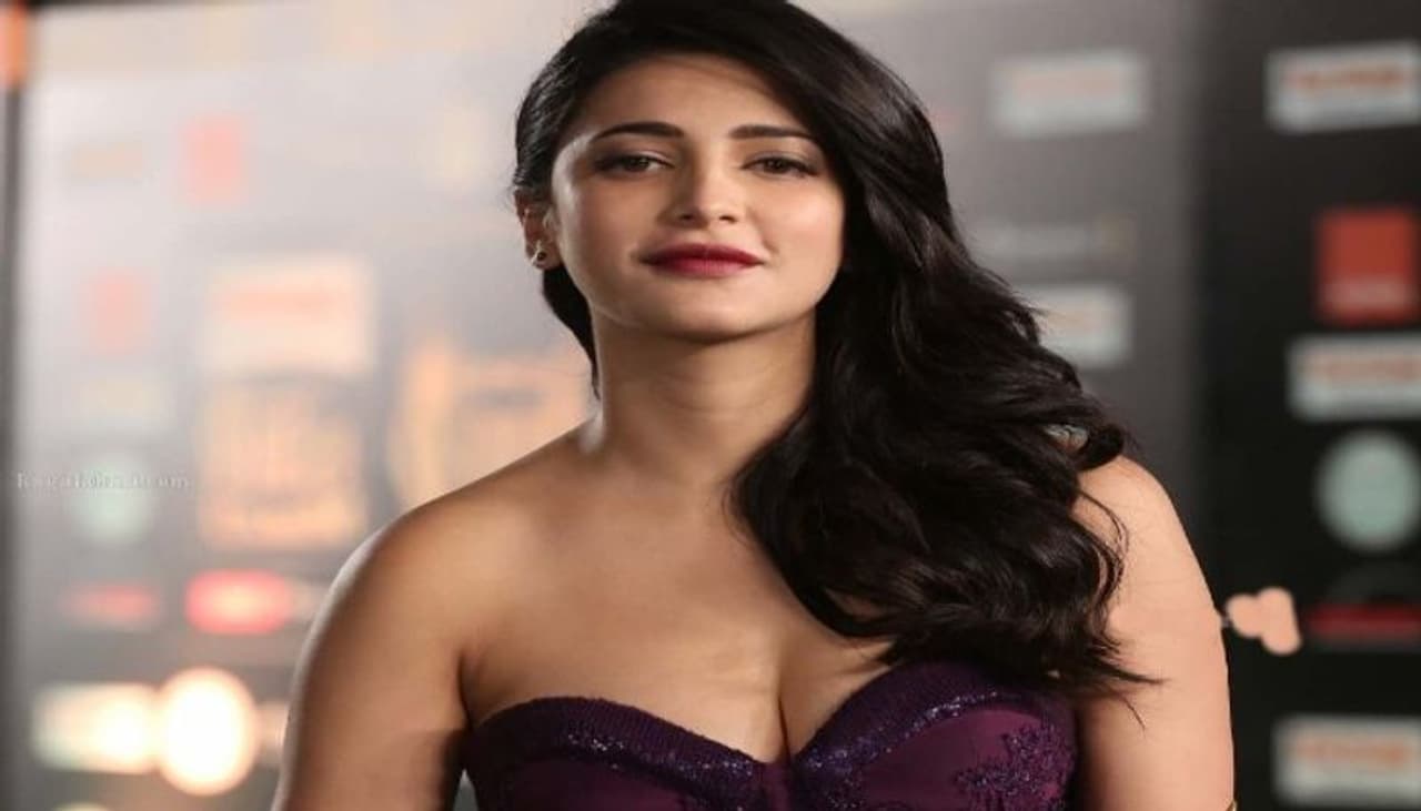 <p style="text align: justify;">శృతి హాసన్ ఒకప్పుడు సౌత్ ఇండియాలో టాప్ హీరోయిన్. ఆమెకు హిందీలో కూడా డిమాండ్ ఉండేది. అక్కడ కూడా పలు చిత్రాలలో శ్రుతి హాసన్ హీరోయిన్ గా నటించింది. ఐతే కెరీర్ పీక్స్ లో ఉన్నప్పుడు శృతి లవ్ అంటూ సినిమాను నిర్లక్ష్యం చేసింది. </p> <p style="text align: justify;">శృతి హాసన్ ఒకప్పుడు సౌత్ ఇండియాలో టాప్ హీరోయిన్. ఆమెకు హిందీలో కూడా డిమాండ్ ఉండేది. అక్కడ కూడా పలు చిత్రాలలో శ్రుతి హాసన్ హీరోయిన్ గా నటించింది. ఐతే కెరీర్ పీక్స్ లో ఉన్నప్పుడు శృతి లవ్ అంటూ సినిమాను నిర్లక్ష్యం చేసింది. </p>