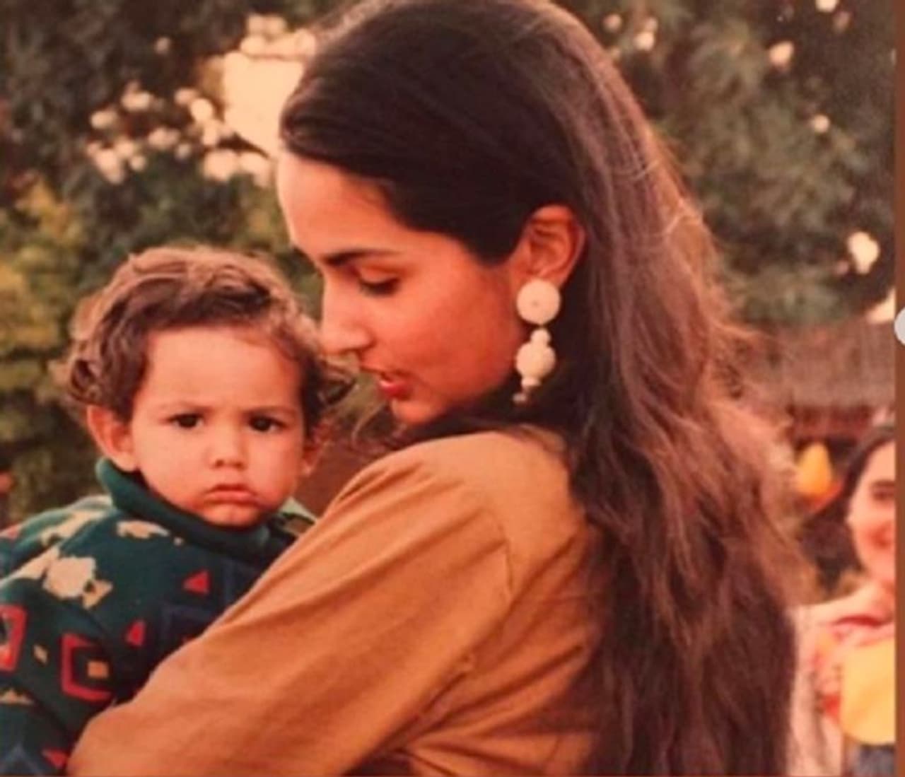 <p>ಕ್ಯಾನ್ಸರ್ನಿಂದ ಬಳಲುತ್ತಿದ್ದ ಪ್ರಸಿದ್ಧ ರೂಪದರ್ಶಿ ಹಾಗೂ ವಿನ್ಯಾಸಕಿ ಸಿಮರ್ ದುಗಲ್ (52) ಬುಧವಾರ ಮೃತಪಟ್ಟಿದ್ದಾರೆ.</p> <p>ಕ್ಯಾನ್ಸರ್ನಿಂದ ಬಳಲುತ್ತಿದ್ದ ಪ್ರಸಿದ್ಧ ರೂಪದರ್ಶಿ ಹಾಗೂ ವಿನ್ಯಾಸಕಿ ಸಿಮರ್ ದುಗಲ್ (52) ಬುಧವಾರ ಮೃತಪಟ್ಟಿದ್ದಾರೆ.</p>