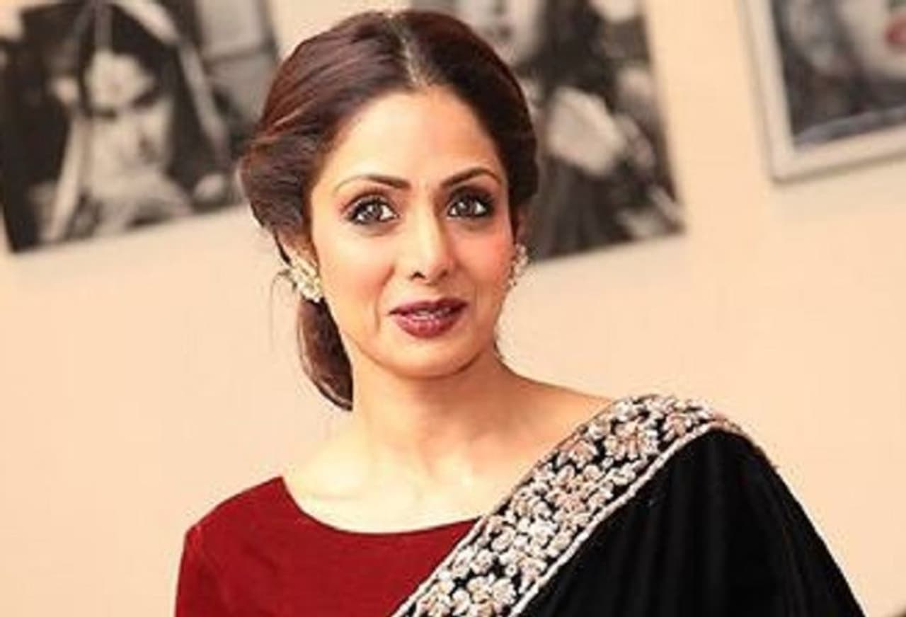 <p>ಬಾಲಿವುಡ್ ಫಸ್ಟ್ ಲೇಡಿ ಸೂಪರ್ ಸ್ಟಾರ್ ಶ್ರೀದೇವಿ ದಕ್ಷಿಣ ಭಾರತದಿಂದ ಹೋಗಿ ಬಾಲಿವುಡ್ ಆಳಿದ ದಿಟ್ಟ ಕಲಾವಿದೆ.</p> <p>ಬಾಲಿವುಡ್ ಫಸ್ಟ್ ಲೇಡಿ ಸೂಪರ್ ಸ್ಟಾರ್ ಶ್ರೀದೇವಿ ದಕ್ಷಿಣ ಭಾರತದಿಂದ ಹೋಗಿ ಬಾಲಿವುಡ್ ಆಳಿದ ದಿಟ್ಟ ಕಲಾವಿದೆ.</p>