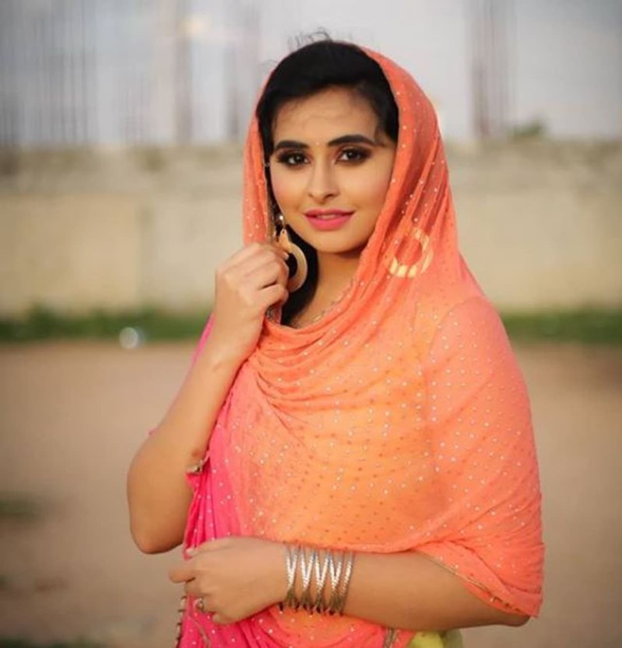 <p>ಸಂಜನಾ ಬುರ್ಲಿ ಮೂಲತಃ ಉತ್ತರ ಕರ್ನಾಟಕದ ಪ್ರತಿಭೆಯಾಗಿದ್ದು, ಬೆಂಗಳೂರಿನಲ್ಲಿ ನೆಲೆಸಿದ್ದಾರೆ.</p> <p>ಸಂಜನಾ ಬುರ್ಲಿ ಮೂಲತಃ ಉತ್ತರ ಕರ್ನಾಟಕದ ಪ್ರತಿಭೆಯಾಗಿದ್ದು, ಬೆಂಗಳೂರಿನಲ್ಲಿ ನೆಲೆಸಿದ್ದಾರೆ.</p>