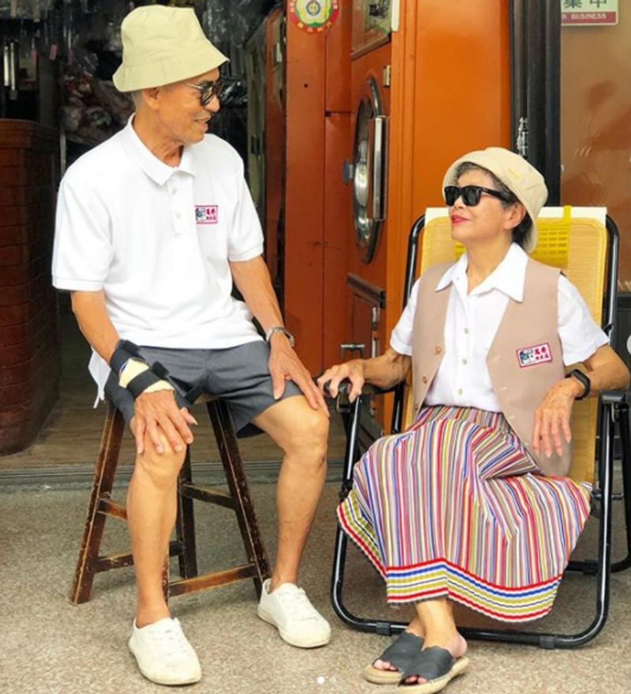 <p>83 ವರ್ಷದ ಚಾಂಗ್ ವಾನ್ ಜಿ ಹಾಗೂ ಆತನ ಪತ್ನಿ 84 ವರ್ಷದ ಸು ಶೋಎರ್ ಕಳೆದೊಂದು ತಿಂಗಳಲ್ಲಿ ಇನ್ಸ್ಟಾಗ್ರಾಂನಲ್ಲಿ ಸ್ಟಾರ್ಗಳಾಗಿದ್ದಾರೆ. ಈ ಒಂದೇ ತಿಂಗಳಲ್ಲಿ ಅವರ ಬೆಂಬಲಿಗರ ಸಂಖ್ಯೆ 6 ಲಕ್ಷಕ್ಕೇರಿದೆ!</p> <p>83 ವರ್ಷದ ಚಾಂಗ್ ವಾನ್ ಜಿ ಹಾಗೂ ಆತನ ಪತ್ನಿ 84 ವರ್ಷದ ಸು ಶೋಎರ್ ಕಳೆದೊಂದು ತಿಂಗಳಲ್ಲಿ ಇನ್ಸ್ಟಾಗ್ರಾಂನಲ್ಲಿ ಸ್ಟಾರ್ಗಳಾಗಿದ್ದಾರೆ. ಈ ಒಂದೇ ತಿಂಗಳಲ್ಲಿ ಅವರ ಬೆಂಬಲಿಗರ ಸಂಖ್ಯೆ 6 ಲಕ್ಷಕ್ಕೇರಿದೆ!</p>