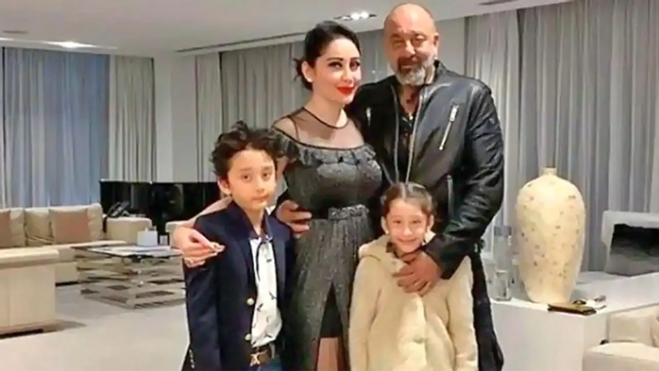 <p>ಪತ್ನಿ ಮಾನ್ಯಾತಾ ದತ್ ಮತ್ತು ಇಬ್ಬರು ಅವಳಿ ಮಕ್ಕಳಾದ ಇಕ್ರಾ ದತ್, ಶಹ್ರಾನ್ ದತ್ ಹೊಂದಿರುವ ಸಂಜಯ್ ದತ್ ಅವರದ್ದು ಹ್ಯಾಪಿ ಫ್ಯಾಮಿಲಿ. ಈಗ ನಟ ಸಂಜಯ್ದತ್ 3 ನೇ ಹಂತದ ಲಂಗ್ಸ್ ಕ್ಯಾನ್ಸರ್ನಿಂದ ಬಳಲುತ್ತಿರುವ ರಿಪೋರ್ಟ್ ಹೊರಬಂದಿದೆ. </p> <p>ಪತ್ನಿ ಮಾನ್ಯಾತಾ ದತ್ ಮತ್ತು ಇಬ್ಬರು ಅವಳಿ ಮಕ್ಕಳಾದ ಇಕ್ರಾ ದತ್, ಶಹ್ರಾನ್ ದತ್ ಹೊಂದಿರುವ ಸಂಜಯ್ ದತ್ ಅವರದ್ದು ಹ್ಯಾಪಿ ಫ್ಯಾಮಿಲಿ. ಈಗ ನಟ ಸಂಜಯ್ದತ್ 3 ನೇ ಹಂತದ ಲಂಗ್ಸ್ ಕ್ಯಾನ್ಸರ್ನಿಂದ ಬಳಲುತ್ತಿರುವ ರಿಪೋರ್ಟ್ ಹೊರಬಂದಿದೆ. </p>