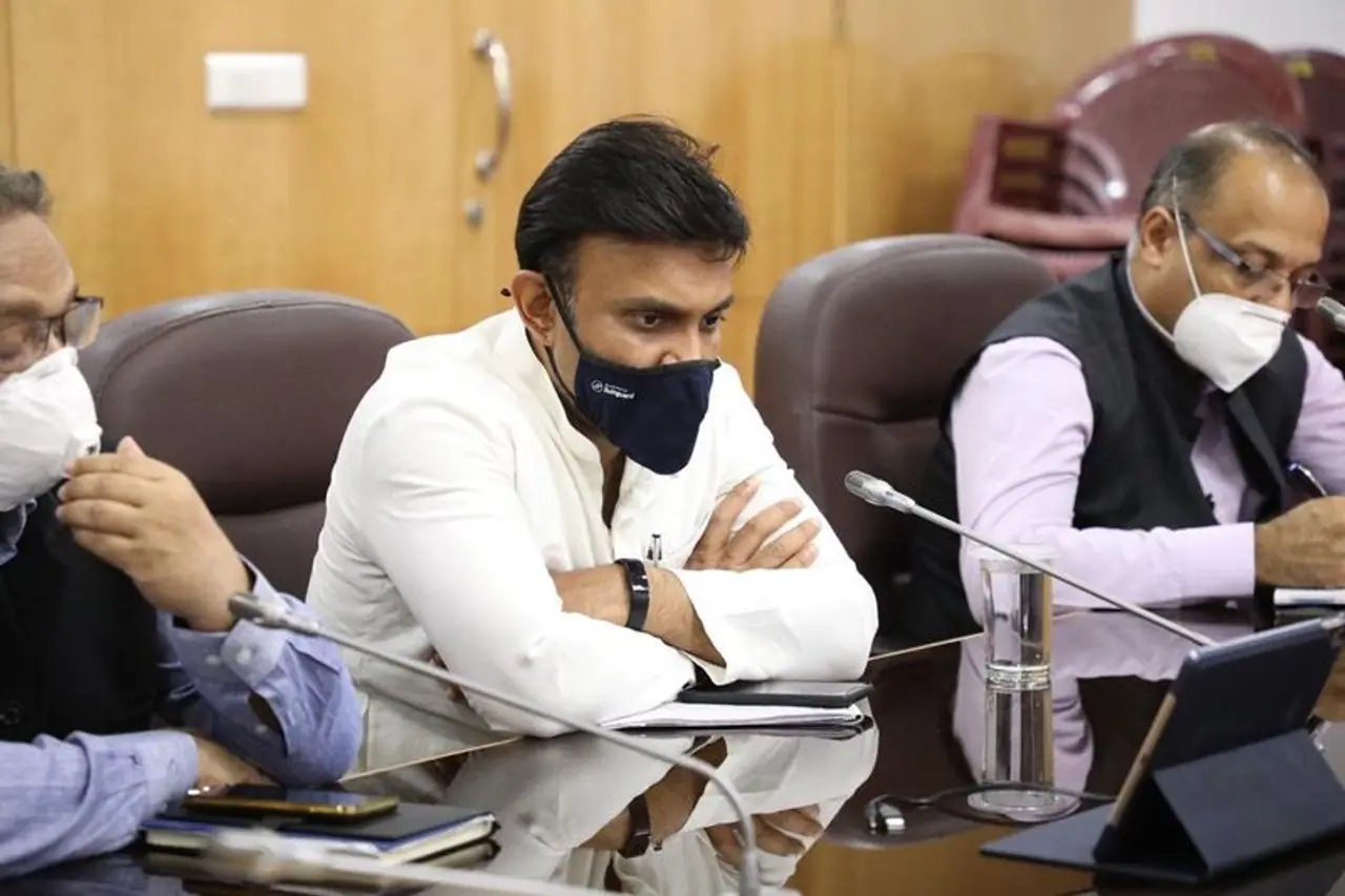 <p>Karnataka medical education minister K Sudhakar on Thursday (August 13) chaired a meeting with associations of private hospitals and medical colleges to discuss issues related to treatment protocols, COVID testing, admission and discharge of patients, and treating patients with Severe Acute Respiratory Illness (SARI).</p>